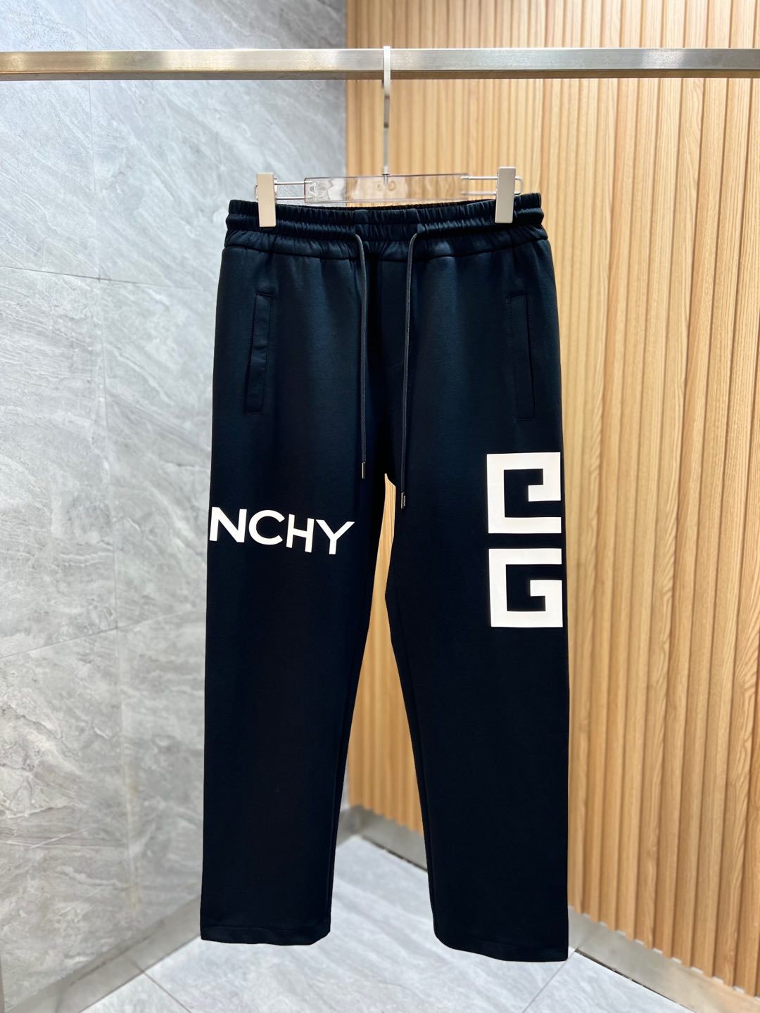 NO:140235,Givenchy 2025 spring and summer new product, complete three standards, casual pants, good products, don't need to introduce too much, look at the details, counter code M-XXXL /140 upper body L,, given, given, given, alexander wang19860909give/纪梵希 2025春夏新品 三标齐全 休闲裤 好货不用过多介绍 看细节 专柜码数M-XXXL /140上身L,,givenchy,givenchy,alexander wang,Men's clothing