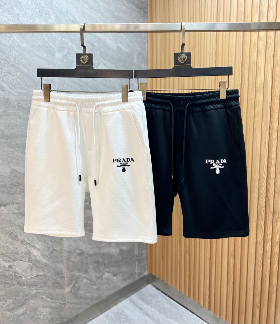 NO:918122,Prada/Prada 2026 spring and summer new products, complete with three labels, elastic band casual pants and shorts, no need to introduce too much about the good products, look at the details, counter size M-XXXL 175/upper body recommended L,, prada, prada, shorts,19860909Prada/普拉达 2026春夏新品 三标齐全 松紧带五分休闲裤短裤 好货不用过多介绍 看细节 专柜码数M-XXXL 175/上身建议L,,prada,prada,shorts,,Men's clothing