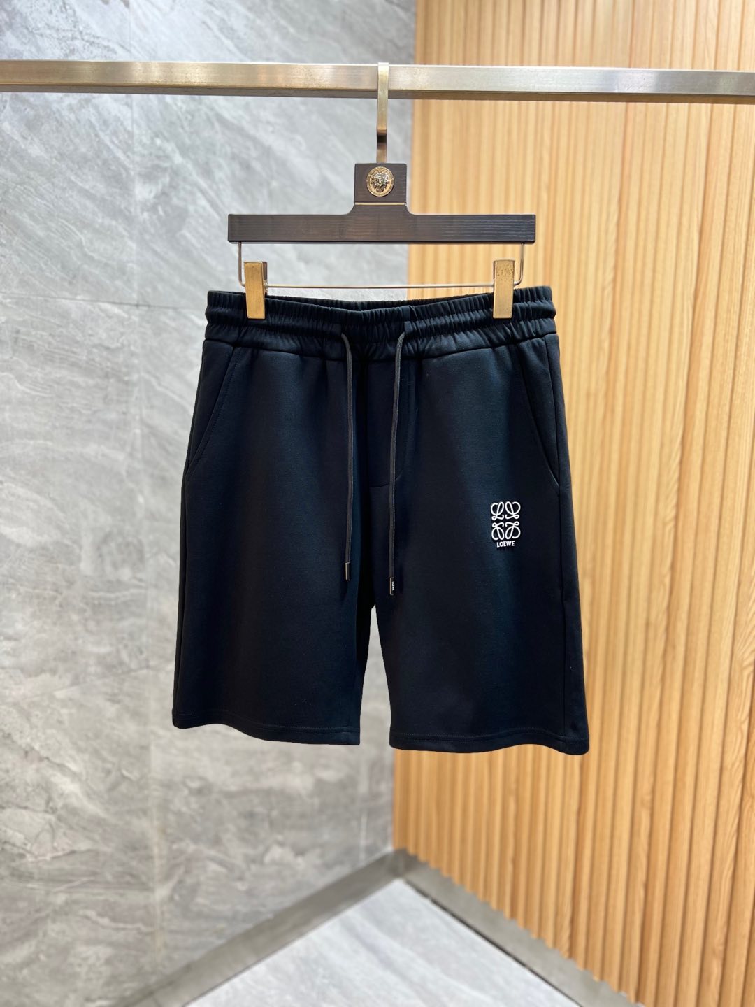 NO:156082,Loewe/Luo Yiwei 2025 spring and summer new product, complete three standards, elastic five-point casual pants and shorts, good products do not need to be introduced too much, look at the details, counter number M-XXXL / upper body suggestions L,,loewe,loewe, shorts,alexander wang19860909Loewe/罗意威 2025春夏新品 三标齐全 松紧带五分休闲裤短裤 好货不用过多介绍 看细节 专柜码数M-XXXL /上身建议L,,loewe,loewe,shorts,alexander wang,Men's clothing