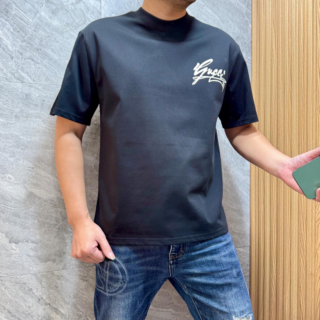 NO:437748,Gucci/Gucci 2025 spring and summer new product, complete three standards, round neck pure cotton short-sleeved T-shirt, don’t need to introduce too much good products, look at the details, counter code M-XXXL / Suggestions, gucci, T-shirt, tees, t-shirt, alexander wang19860909Gucci/古奇 2025春夏新品 三标齐全 圆领纯棉短袖T恤 好货不用过多介绍 看细节 专柜码数M-XXXL /建议L,,gucci,T-shirt,tees，t-shirt,alexander wang,Men's clothing
