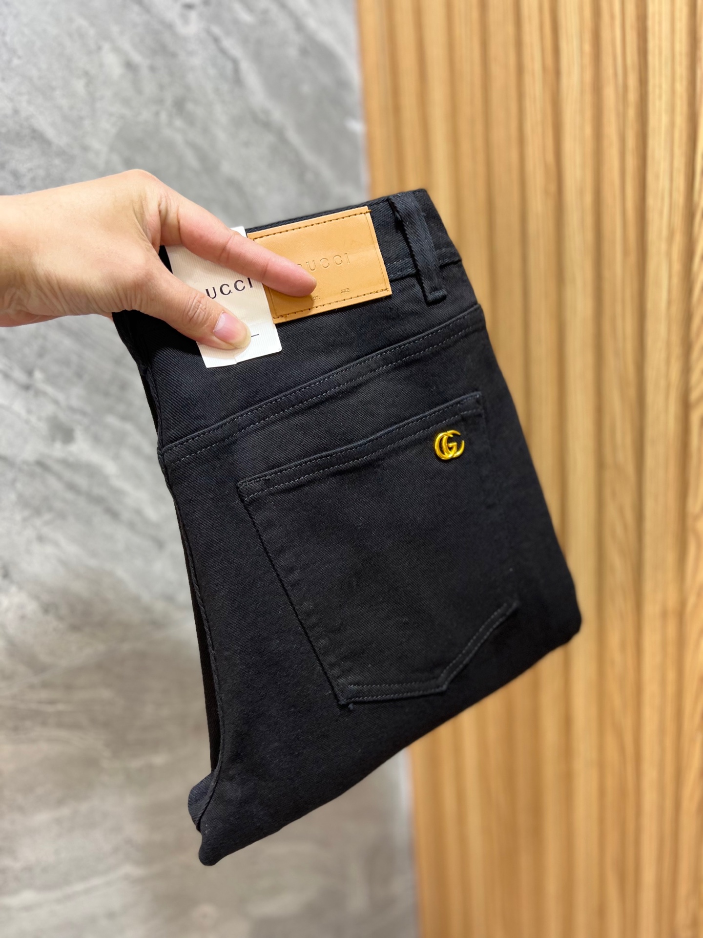 NO:127989,Gucci/Gucci 2025 autumn and winter new products, complete three standards, jeans, good products, don't need to be introduced too much, look at the details, counter number 29-38 / 140 upper body 32,,gucci,jeans,alexander wang19860909Gucci/古奇 2025秋冬新品 三标齐全 牛仔裤 好货不用过多介绍 看细节 专柜码数29-38 /140上身32码,,gucci,jeans,alexander wang,Men's clothing