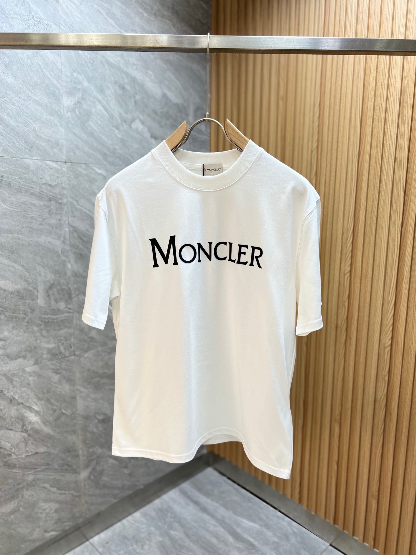 NO:469101,Moncler/Shirt 2025 Spring and Summer New Products Complete Three Standards 260g Round Neck Pure Cotton Short-Sleeve T-shirt. Don’t need to introduce too much good products. Look at the details. Counter code M-XXXL 175/Suggestions L, Moncler, T-shirt,tees, t-shirt,alexander wang19860909Moncler/蒙口 2025春夏新品 三标齐全 260克圆领纯棉短袖T恤 好货不用过多介绍 看细节 专柜码数M-XXXL 175/建议L,,Moncler,T-shirt,tees，t-shirt,alexander wang,Men's clothing