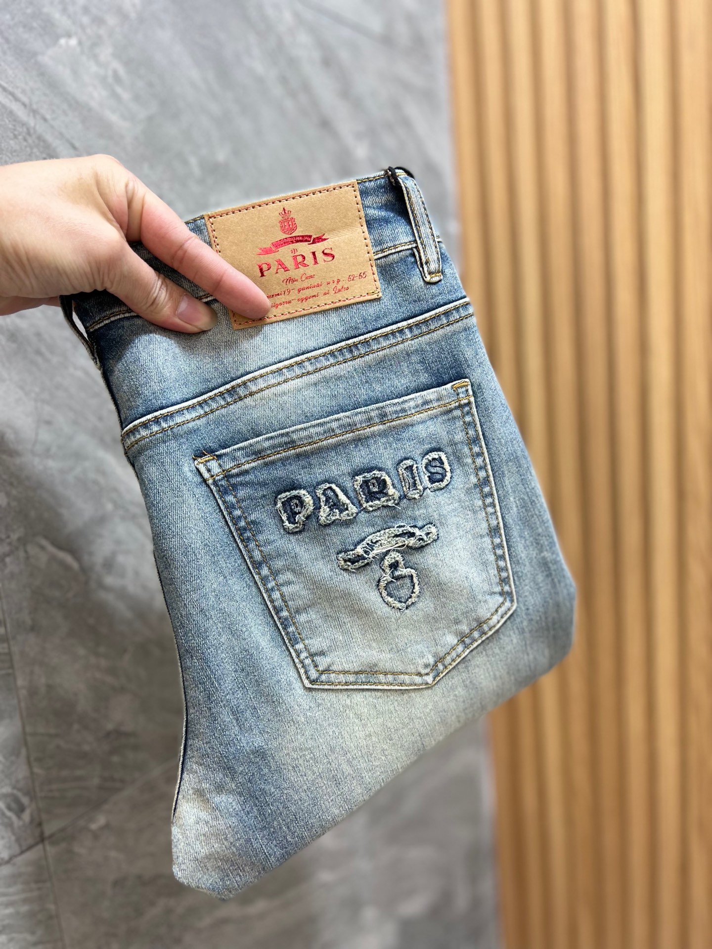 NO:127995,Prada/Prada 2025 Spring and Summer New Products, Complete Three Standards, Jeans, Don’t need to introduce too much good products, look at the details, the counter number is 29-38 / 140 upper body 32,,prada,prada,jeans,alexander wang19860909Prada/普拉达 2025春夏新品 三标齐全 牛仔裤 好货不用过多介绍 看细节 专柜码数29-38 /140上身32码,,prada,prada,jeans,alexander wang,Men's clothing
