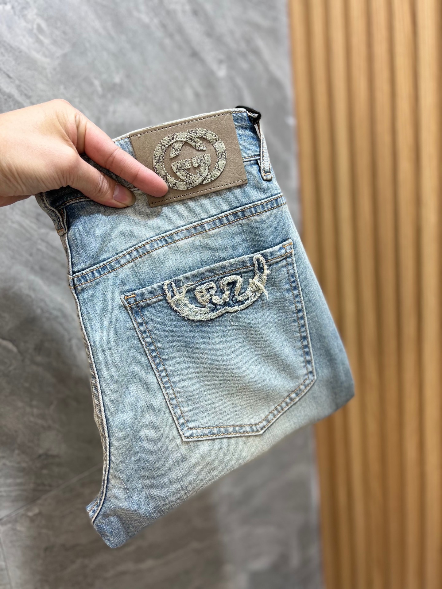 NO:127992,Gucci/Gucci 2025 Spring and Summer New Products, Complete Three Standards, Jeans, Don’t need to introduce too much good products, look at the details, the counter number is 29-38 / 140 upper body 32,,gucci,jeans,alexander wang19860909Gucci/古奇 2025春夏新品 三标齐全 牛仔裤 好货不用过多介绍 看细节 专柜码数29-38 /140上身32码,,gucci,jeans,alexander wang,Men's clothing