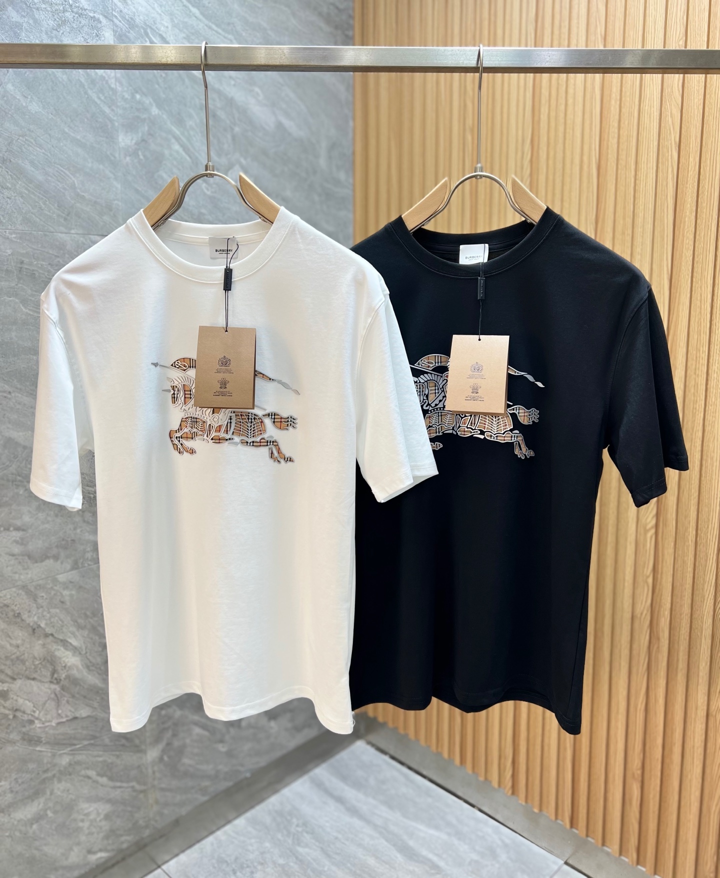 NO:452101,Burberry/Burberry 2025 Spring and Summer New Products, Complete Three Standards, Mercerized Cotton, Short-sleeved T-shirts, Good Products, Don’t need to introduce too much, Look at the details, Counter Code M-XXXL /140 Suggestions, L, burberry, burberry, T-shirt, tees, t-shirt, alexander wang19860909Burberry/巴宝莉 2025春夏新品 三标齐全 丝光棉 短袖T恤 好货不用过多介绍 看细节 专柜码数M-XXXL /140建议L,,burberry,burberry,T-shirt,tees，t-shirt,alexander wang,Men's clothing