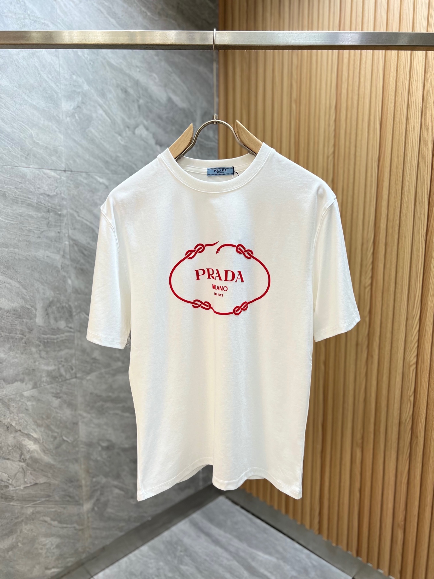 NO:137465,Prada/Prada 2025 spring and summer new products, complete three standards, mercerized cotton, short-sleeved T-shirts, good products, don't need to be introduced too much, look at the details, counter number M-XXXL 175/140 Suggestions,,prada,prada,T-shirt,tees,t-shirt,alexander wang19860909Prada/普拉达 2025春夏新品 三标齐全 丝光棉 短袖T恤 好货不用过多介绍 看细节 专柜码数M-XXXL 175/140建议L,,prada,prada,T-shirt,tees，t-shirt,alexander wang,Men's clothing