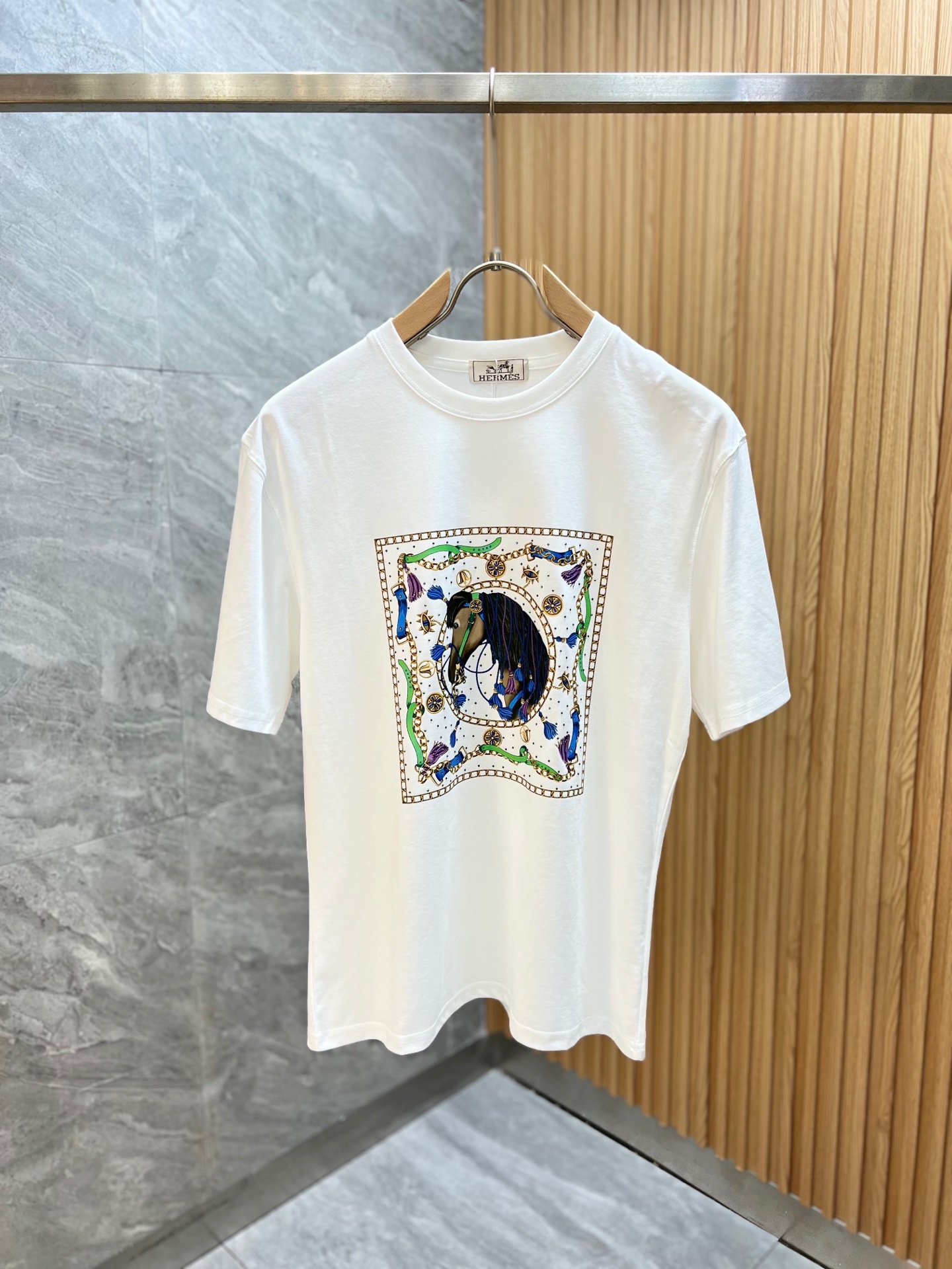 NO:137463,Hermes/Hermes 2025 spring and summer new products, complete three standards, mercerized cotton, short-sleeved T-shirts, good products, don't need to introduce too much, look at the details, counter code M-XXXL 175/140 Suggestions,,hermes,hermes,T-shirt,tees,t-shirt,alexander wang19860909Hermes/爱马仕 2025春夏新品 三标齐全 丝光棉 短袖T恤 好货不用过多介绍 看细节 专柜码数M-XXXL 175/140建议L,,hermes,hermes,T-shirt,tees，t-shirt,alexander wang,Men's clothing