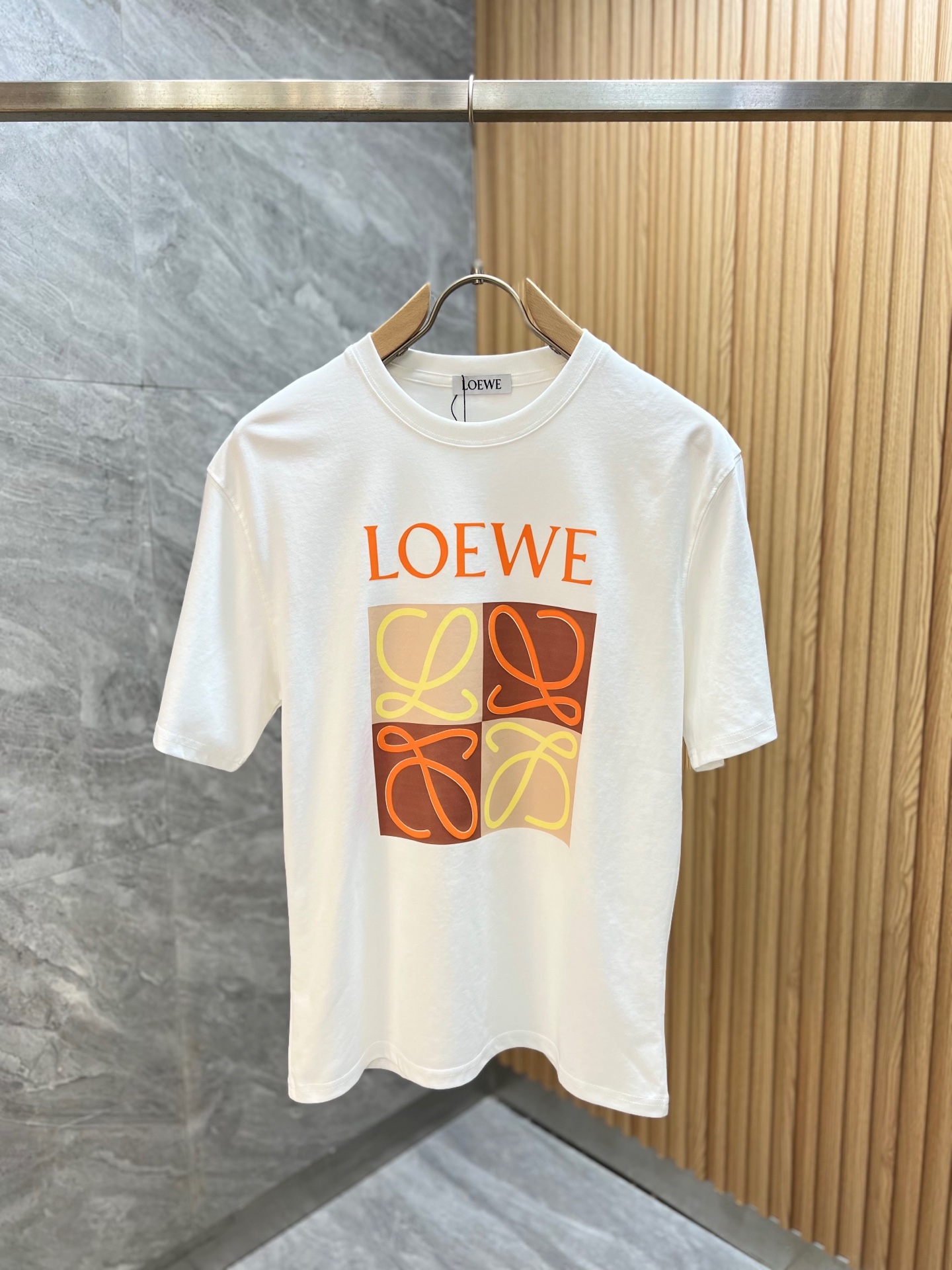 NO:137461,Loewe/Luo Yiwei 2025 spring and summer new products, complete three standards, mercerized cotton, short-sleeved T-shirts, good products, don't need to introduce too much, look at the details, counter number M-XXXL 175/140 Suggestions,,loewe,loewe,T-shirt,tees,t-shirt,alexander wang19860909Loewe/罗意威 2025春夏新品 三标齐全 丝光棉 短袖T恤 好货不用过多介绍 看细节 专柜码数M-XXXL 175/140建议L,,loewe,loewe,T-shirt,tees，t-shirt,alexander wang,Men's clothing