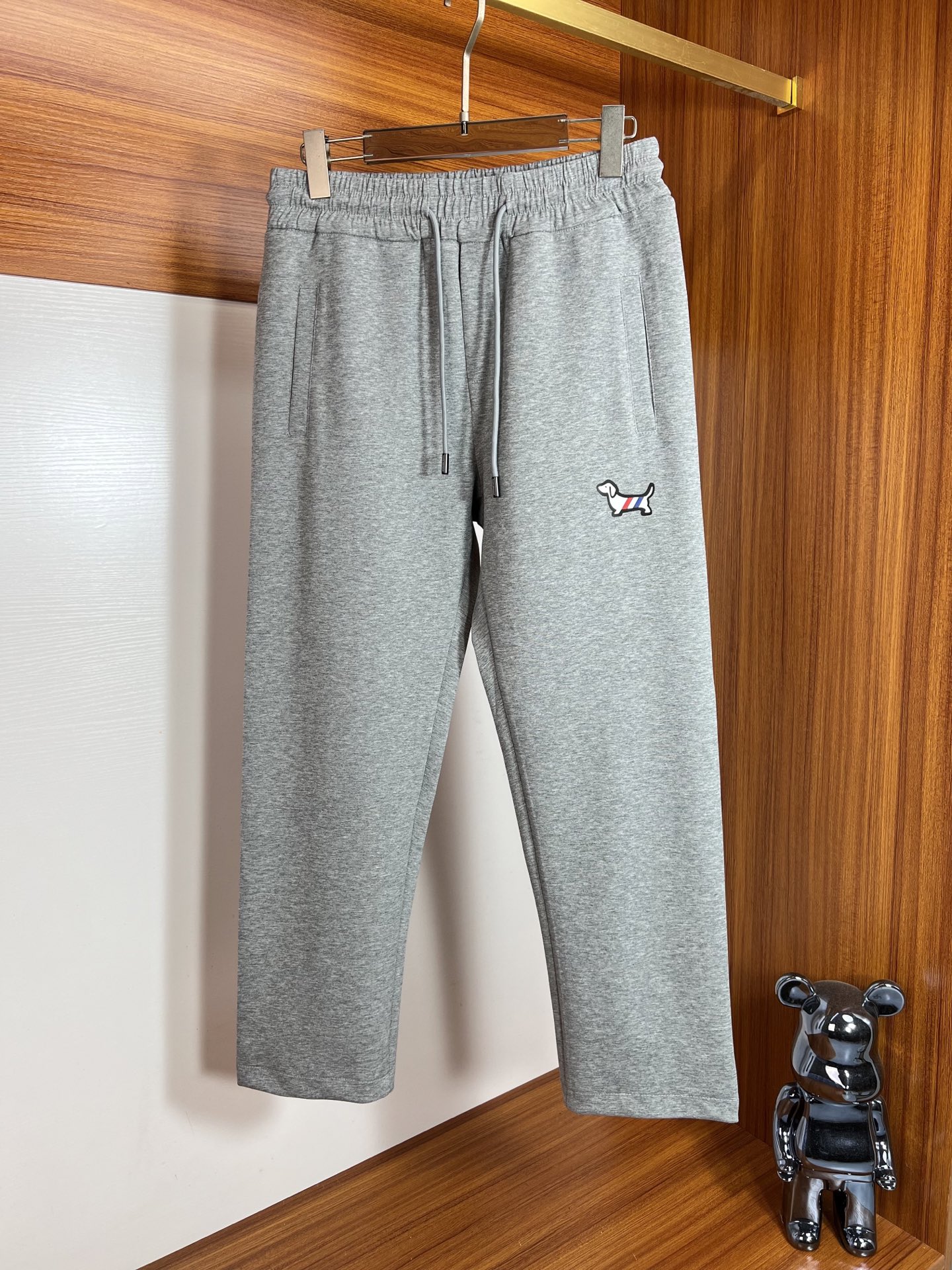 NO:548926,TB 2025 Spring and Summer New Products, Complete Three Standards, Elastic Pants, Casual Pants, Don’t need to introduce too much good products, look at the details, Counter code M-XXXL /140 upper body L,,alexander wang19860909TB 2025春夏新品 三标齐全 松紧裤 休闲裤 好货不用过多介绍 看细节 专柜码数M-XXXL /140上身L,,alexander wang,Men's clothing