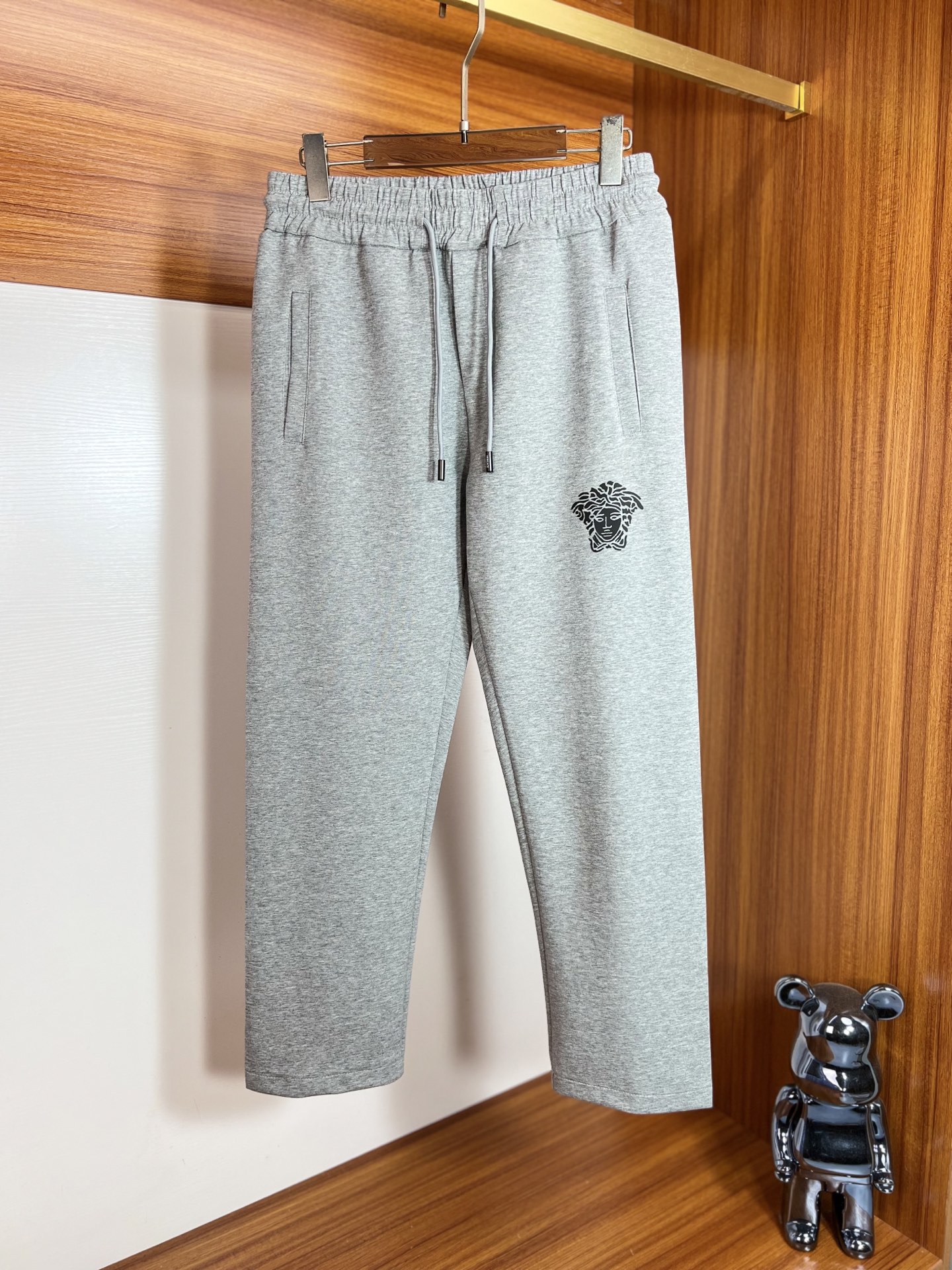 NO:548931,Versace/Versace 2025 spring and summer new product, complete three standards, elastic pants, casual pants, good products, don't need to introduce too much, look at the details, counter number M-XXXL /140 upper body L,,versace,versace,alexander wang19860909Versace/范思哲 2025春夏新品 三标齐全 松紧裤 休闲裤 好货不用过多介绍 看细节 专柜码数M-XXXL /140上身L,,versace,versace,alexander wang,Men's clothing