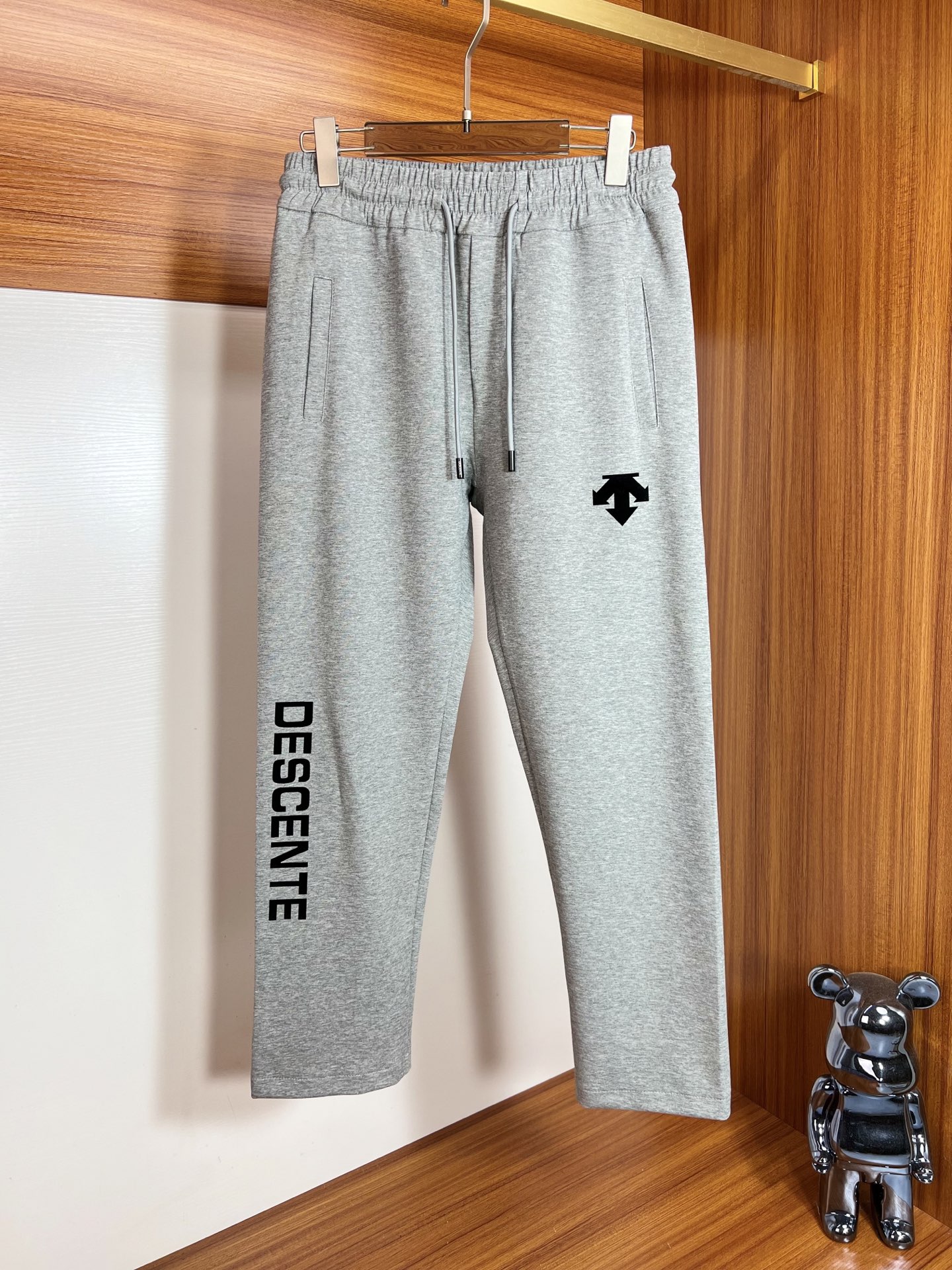NO:548936,DES/Disante 2025 spring and summer new product, complete three standards, elastic pants, casual pants, good products, no need to introduce too much, look at the details, counter number M-XXXL /140 upper body L,,alexander wang19860909DES/迪桑特 2025春夏新品 三标齐全 松紧裤 休闲裤 好货不用过多介绍 看细节 专柜码数M-XXXL /140上身L,,alexander wang,Men's clothing