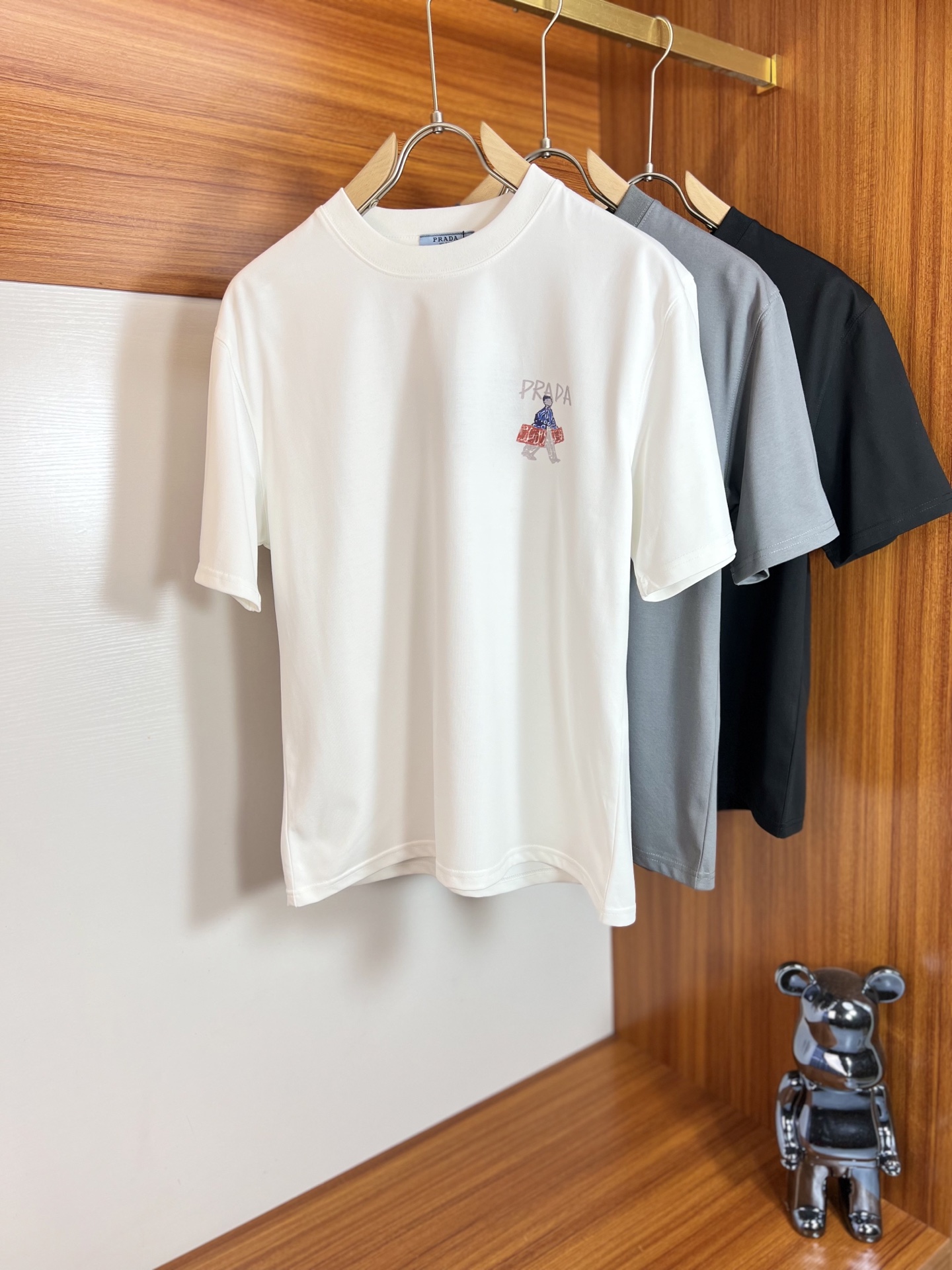 NO:141786,Prada/Prada 2025 new spring and summer products are available in new products, complete three standards, ice-trendy cotton round neck short-sleeved T-shirt, don’t need to introduce too much good products, look at the details, counter code M-XXXL /140 suggestions L,,,prada,prada,T-shirt,tees,t-shirt,alexander wang19860909Prada/普拉达 2025年春夏新品上新 三标齐全 冰潮棉圆领短袖T恤 好货不用过多介绍 看细节 专柜码数M-XXXL /140建议L,,,prada,prada,T-shirt,tees，t-shirt,alexander wang,Men's clothing