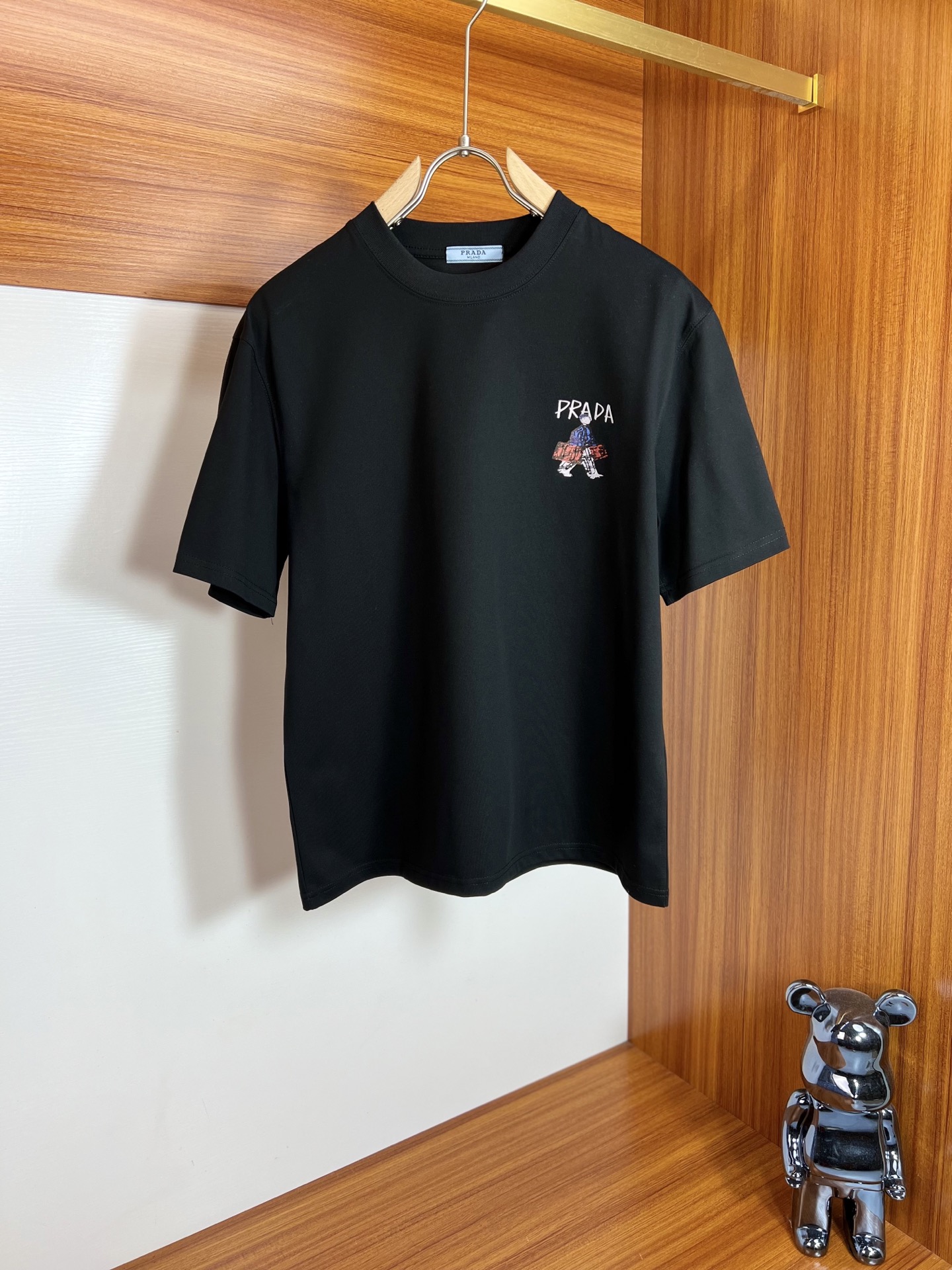 NO:471823,Prada/Prada 2025 new spring and summer new products are available, complete three standards, ice-trendy cotton round neck short-sleeved T-shirt, don’t need to introduce too much good products, look at the details, counter number M-XXXL 175/suggestions,,,prada,prada,T-shirt,tees,t-shirt,alexander wang19860909Prada/普拉达 2025年春夏新品上新 三标齐全 冰潮棉圆领短袖T恤 好货不用过多介绍 看细节 专柜码数M-XXXL 175/建议L,,,prada,prada,T-shirt,tees，t-shirt,alexander wang,Men's clothing