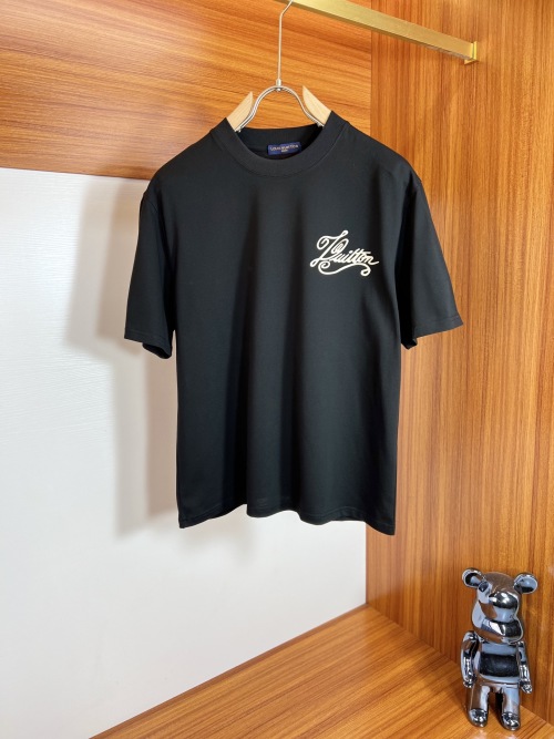 Louis Vuitton 2025 Spring/Summer Black Cotton Short Sleeve T-Shirt 1 Louis Vuitton 2025 Spring/Summer Black Cotton Short Sleeve T-Shirt