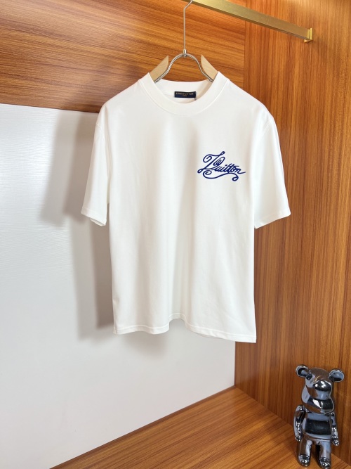 Louis Vuitton 2025 Spring/Summer White Cotton Short Sleeve T-Shirt 1 Louis Vuitton 2025 Spring/Summer White Cotton Short Sleeve T-Shirt