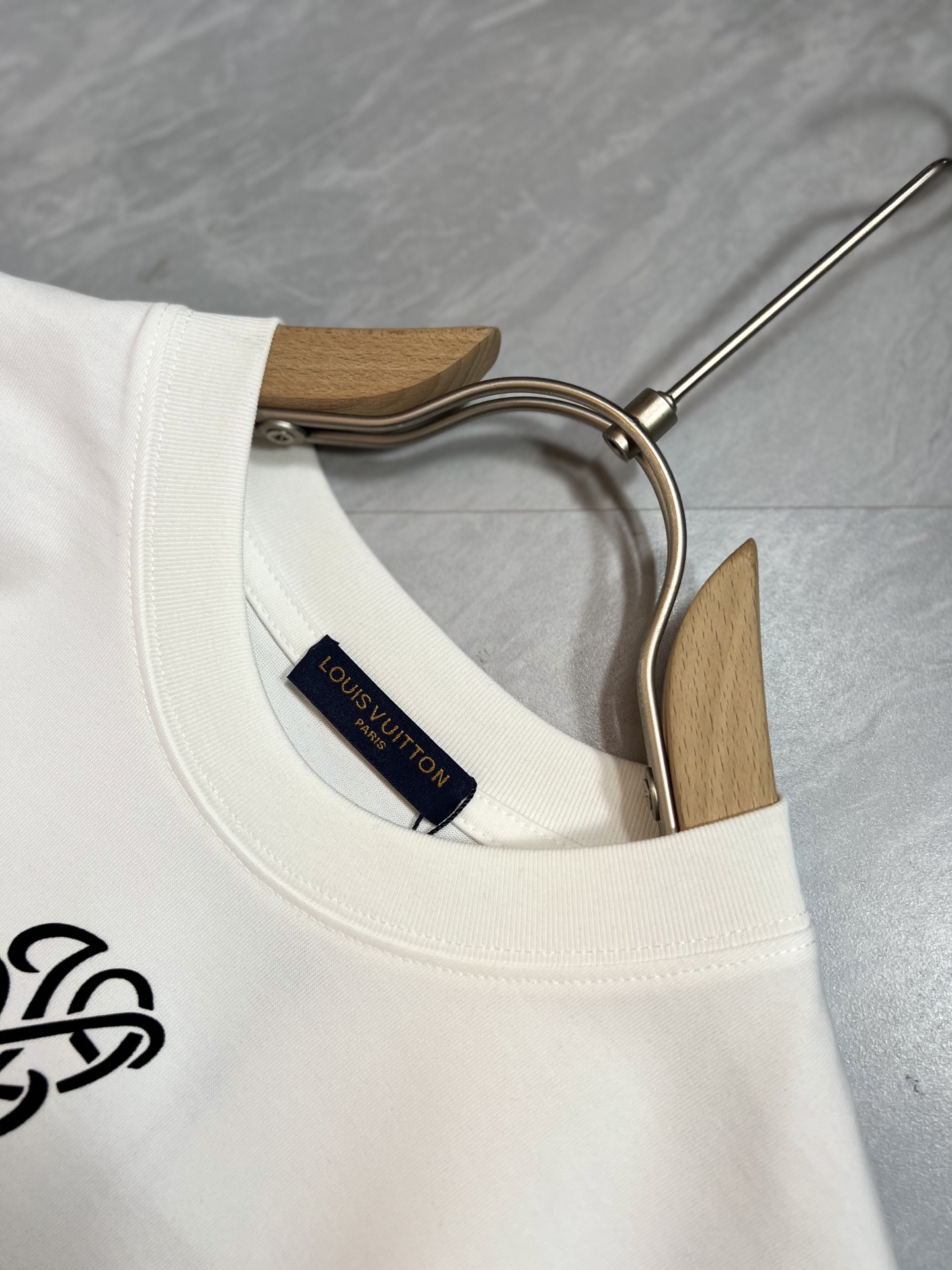 Louis Vuitton 2025 Spring/Summer White Cotton Short Sleeve T-Shirt 6 i1738947375393 5552 0 4