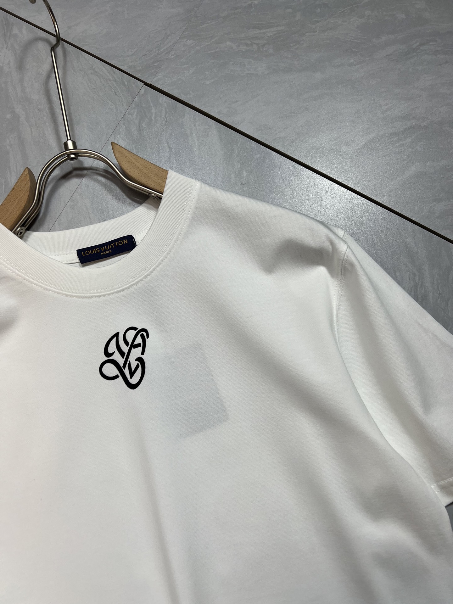 Louis Vuitton 2025 Spring/Summer White Cotton Short Sleeve T-Shirt 5 i1738947376901 5130 0 6