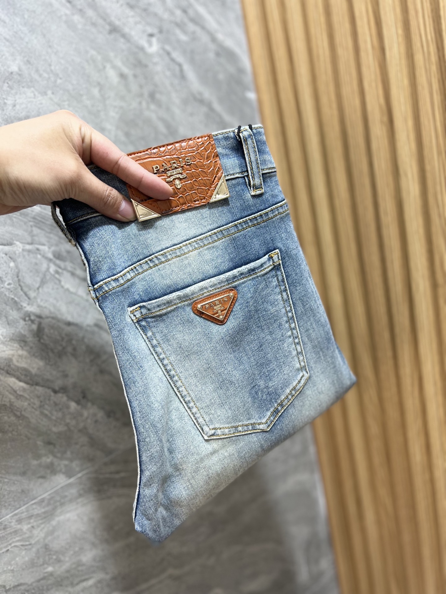 NO:134491,Prada/Prada 2025 Spring and Summer New Products, Complete Three Standards, Jeans, Don’t need to introduce too much good products, look at the details, the counter number is 29-38 / 140 upper body 32,,prada,prada,jeans,alexander wang19860909Prada/普拉达 2025春夏新品 三标齐全 牛仔裤 好货不用过多介绍 看细节 专柜码数29-38 /140上身32码,,prada,prada,jeans,alexander wang,Men's clothing