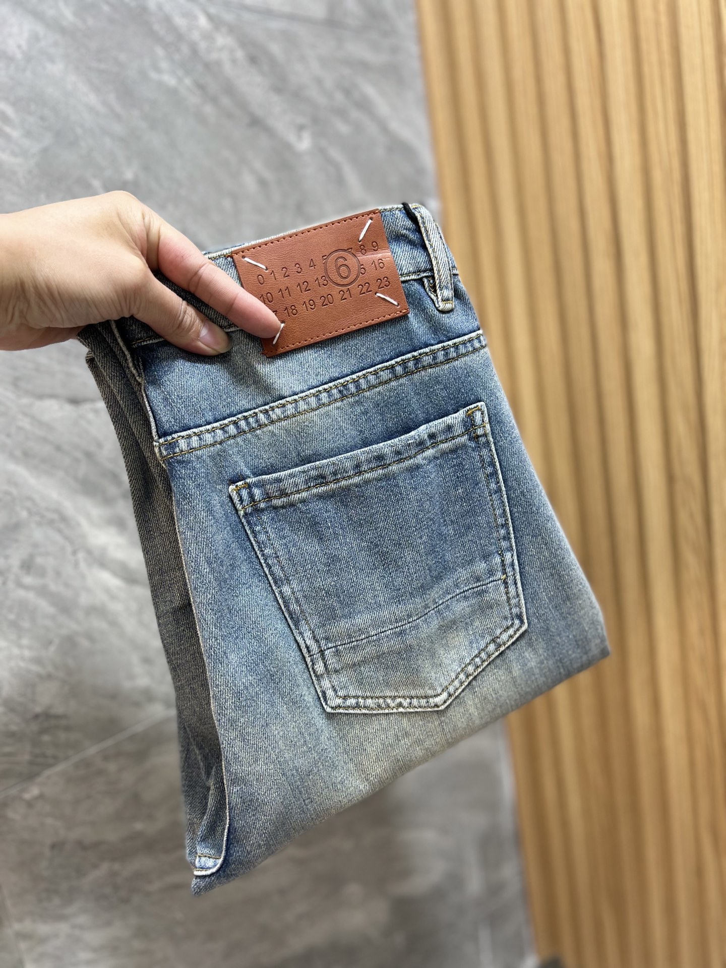 NO:134495,MMJ/Majila 2025 Spring and Summer New Products, Complete Three Standards, Jeans, Don’t need to introduce too much good products, look at the details, the counter number is 29-38 / 140 upper body 32,,masion margiela,jeans,alexander wang19860909MMJ/马吉拉 2025春夏新品 三标齐全 牛仔裤 好货不用过多介绍 看细节 专柜码数29-38 /140上身32码,,masion margiela,jeans,alexander wang,Men's clothing