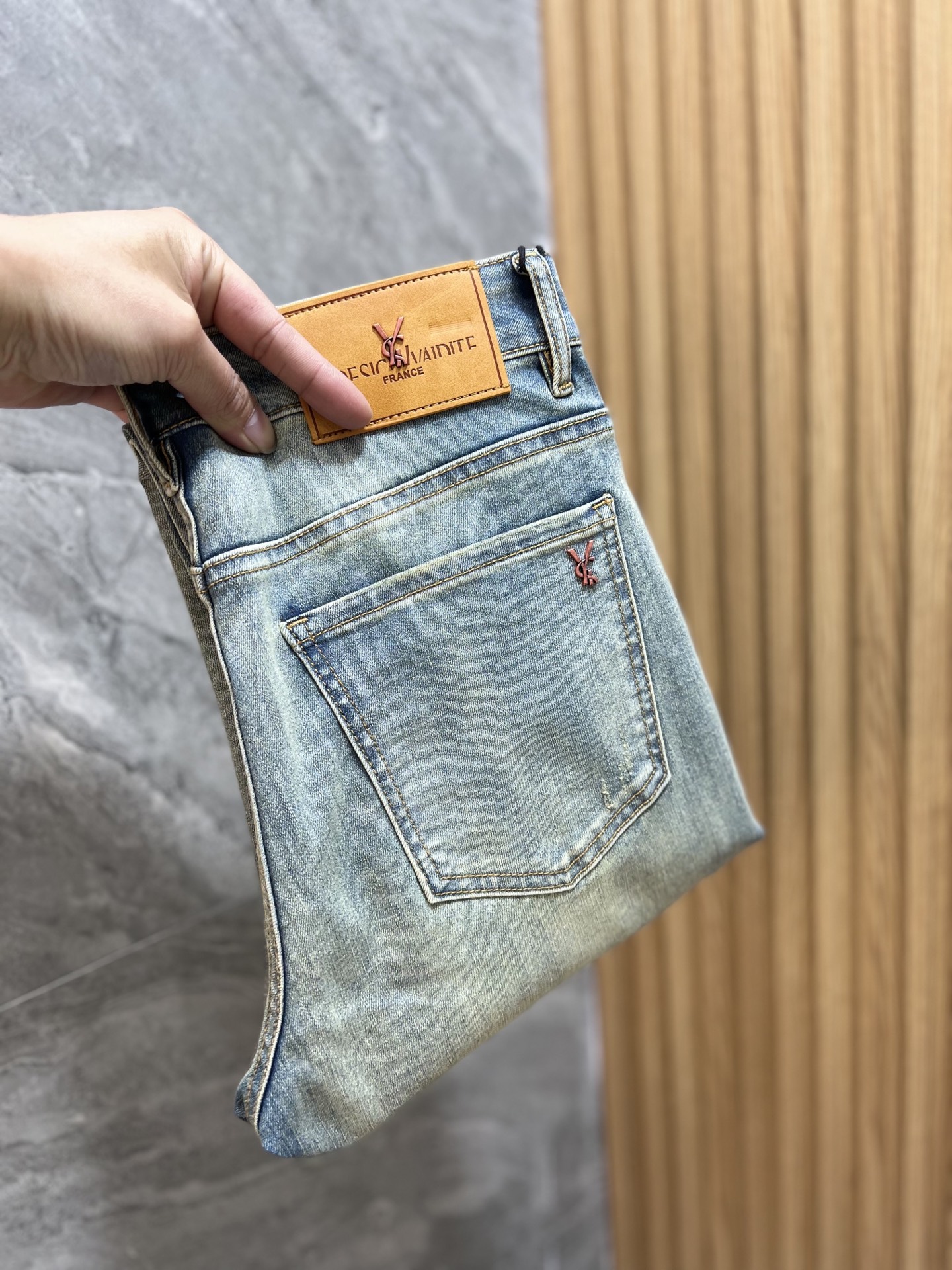 NO:134499,Saint Laurent 2025 spring and summer new product, complete three standards, jeans, good products, don't need to be introduced too much, look at the details, counter number 29-38 / 140 upper body 32,,saint laurent,jeans,alexander wang19860909圣罗兰 2025春夏新品 三标齐全 牛仔裤 好货不用过多介绍 看细节 专柜码数29-38 /140上身32码,,saint laurent,jeans,alexander wang,Men's clothing