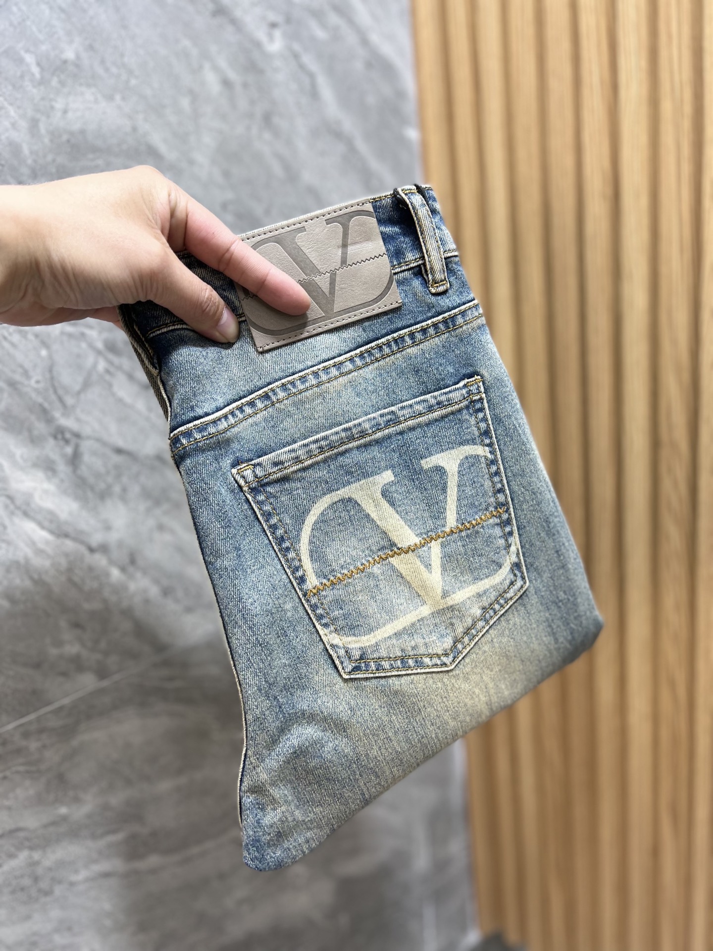 NO:134501,Valentino 2025 Spring and Summer New Products, Complete Three Standards, Jeans, Good Products, Don’t need to introduce too much, look at the details, Counter codes 29-38 / 140 upper body 32, valentino, jeans, alexander wang19860909华伦天奴 2025春夏新品 三标齐全 牛仔裤 好货不用过多介绍 看细节 专柜码数29-38 /140上身32码,,valentino,jeans,alexander wang,Men's clothing