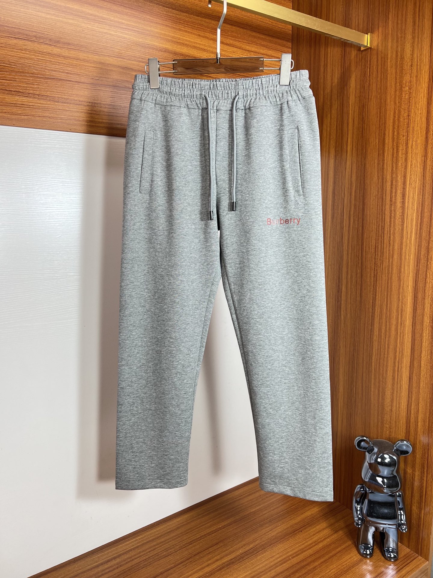 NO:548948,Burberry/Burberry 2025 Spring and Summer New Products, Complete Three Standards, Elastic Pants, Casual Pants, Don’t need to introduce too much good products, look at the details, Counter code M-XXXL /140 upper body L,,burberry,burberry,alexander wang19860909Burberry/巴宝莉 2025春夏新品 三标齐全 松紧裤 休闲裤 好货不用过多介绍 看细节 专柜码数M-XXXL /140上身L,,burberry,burberry,alexander wang,Men's clothing