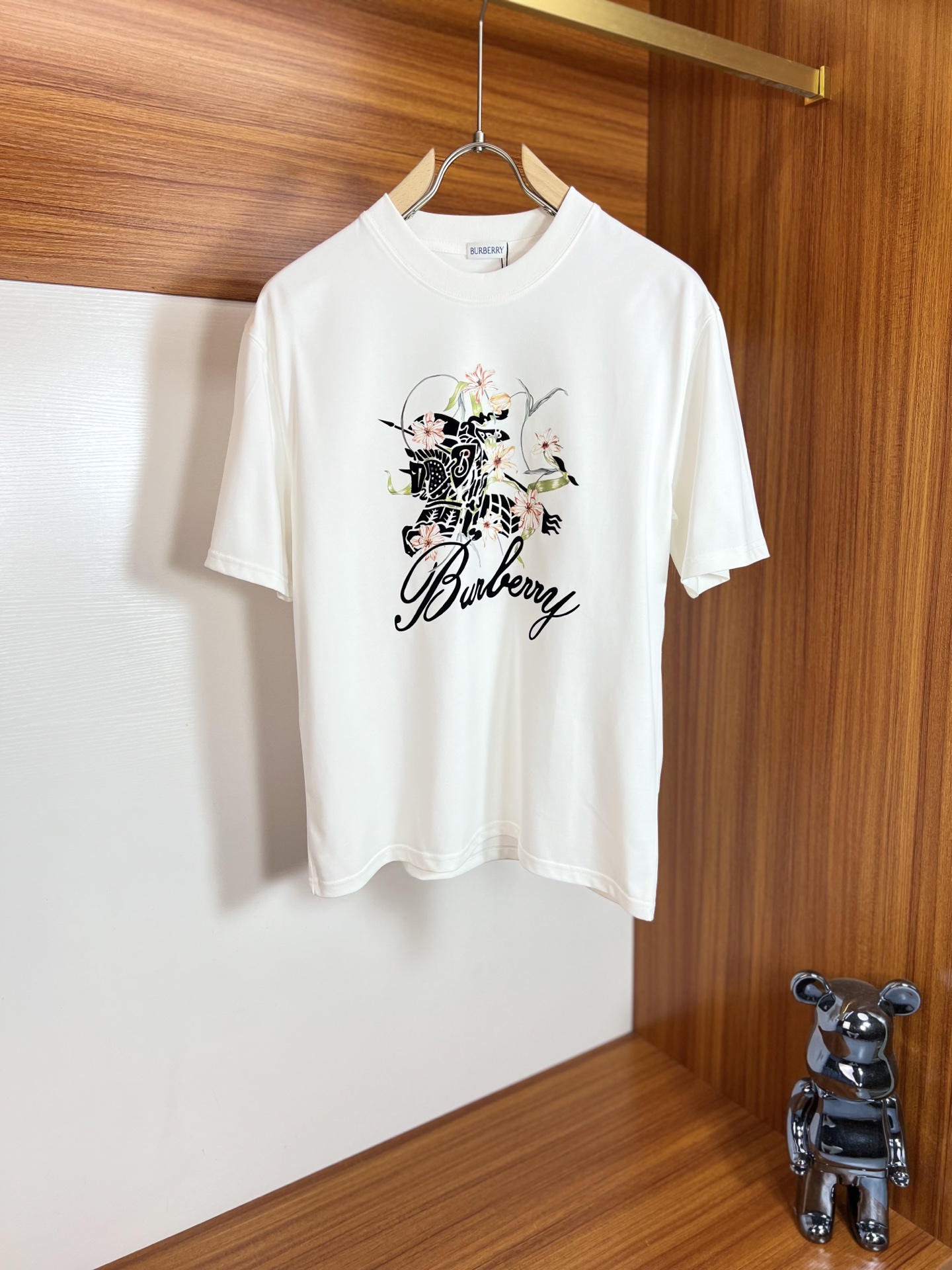 NO:140261,Burberry/Burberry New products for spring and summer 2025 are available in new products, complete three standards, ice-trendy cotton round neck short-sleeved T-shirt, don’t need to introduce too much good products, look at the details, counter number M-XXXL /140 suggestions L,,,burberry,burberry,T-shirt,tees,t-shirt,alexander wang19860909Burberry/巴宝莉 2025年春夏新品上新 三标齐全 冰潮棉圆领短袖T恤 好货不用过多介绍 看细节 专柜码数M-XXXL /140建议L,,,burberry,burberry,T-shirt,tees，t-shirt,alexander wang,Men's clothing