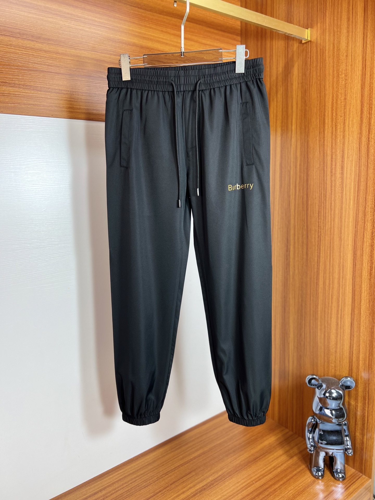 NO:471782,Burberry/Burberry 2025 spring and summer new product, complete three standards, thin casual pants, no need to introduce too much good products, look at the details, counter number M-XXXL 175/140 upper body L,,burberry,burberry,alexander wang19860909Burberry/巴宝莉 2025春夏新品 三标齐全 薄款休闲裤 好货不用过多介绍 看细节 专柜码数M-XXXL 175/140上身L,,burberry,burberry,alexander wang,Men's clothing