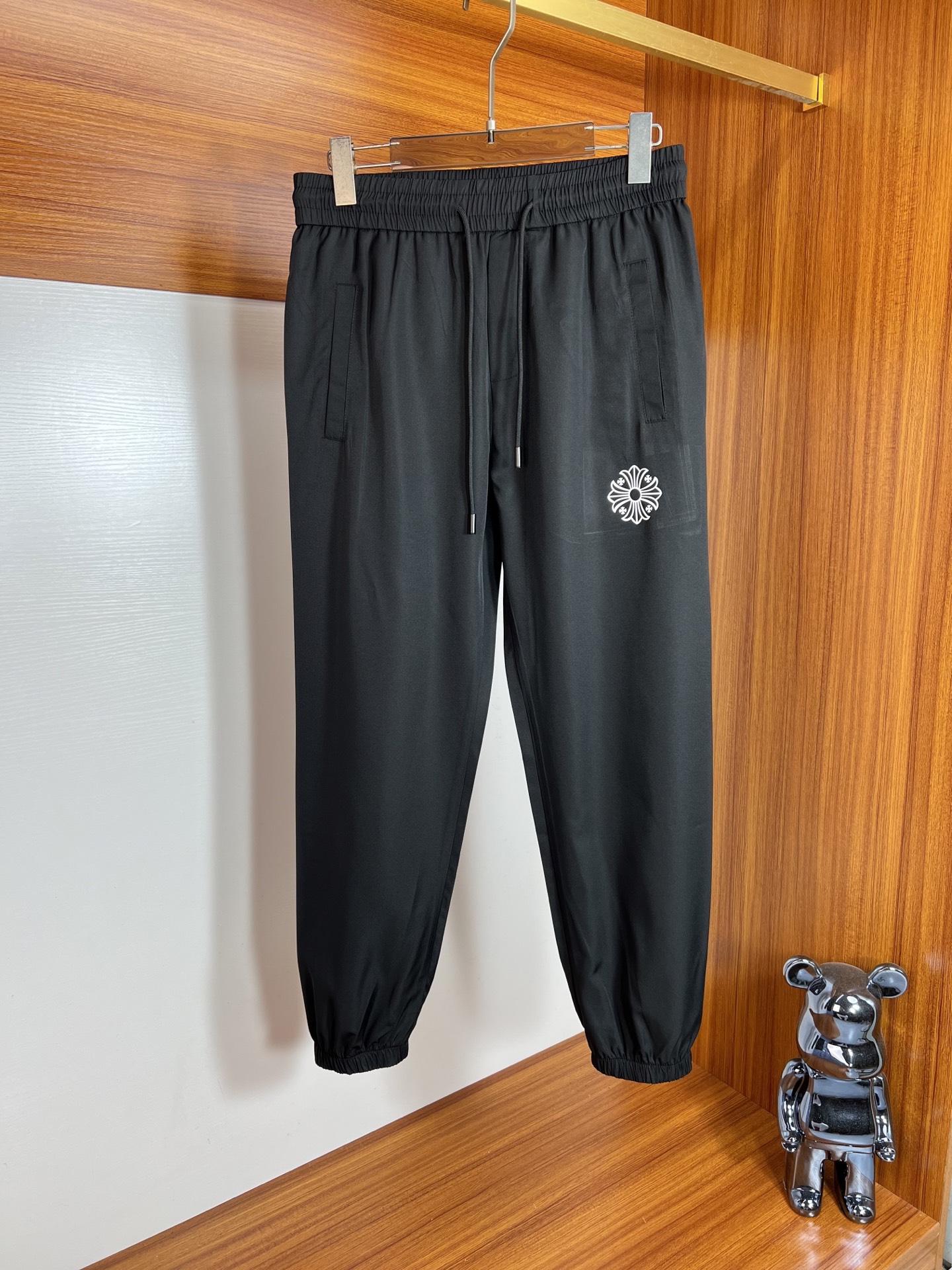NO:471794,Ch/Croxin 2025 spring and summer new product, complete three standards, thin casual pants, no need to introduce too much good products, look at the details, counter code M-XXXL 175/140 upper body L,,chrome hearts,alexander wang19860909Ch/克罗心 2025春夏新品 三标齐全 薄款休闲裤 好货不用过多介绍 看细节 专柜码数M-XXXL 175/140上身L,,chrome hearts,alexander wang,Men's clothing
