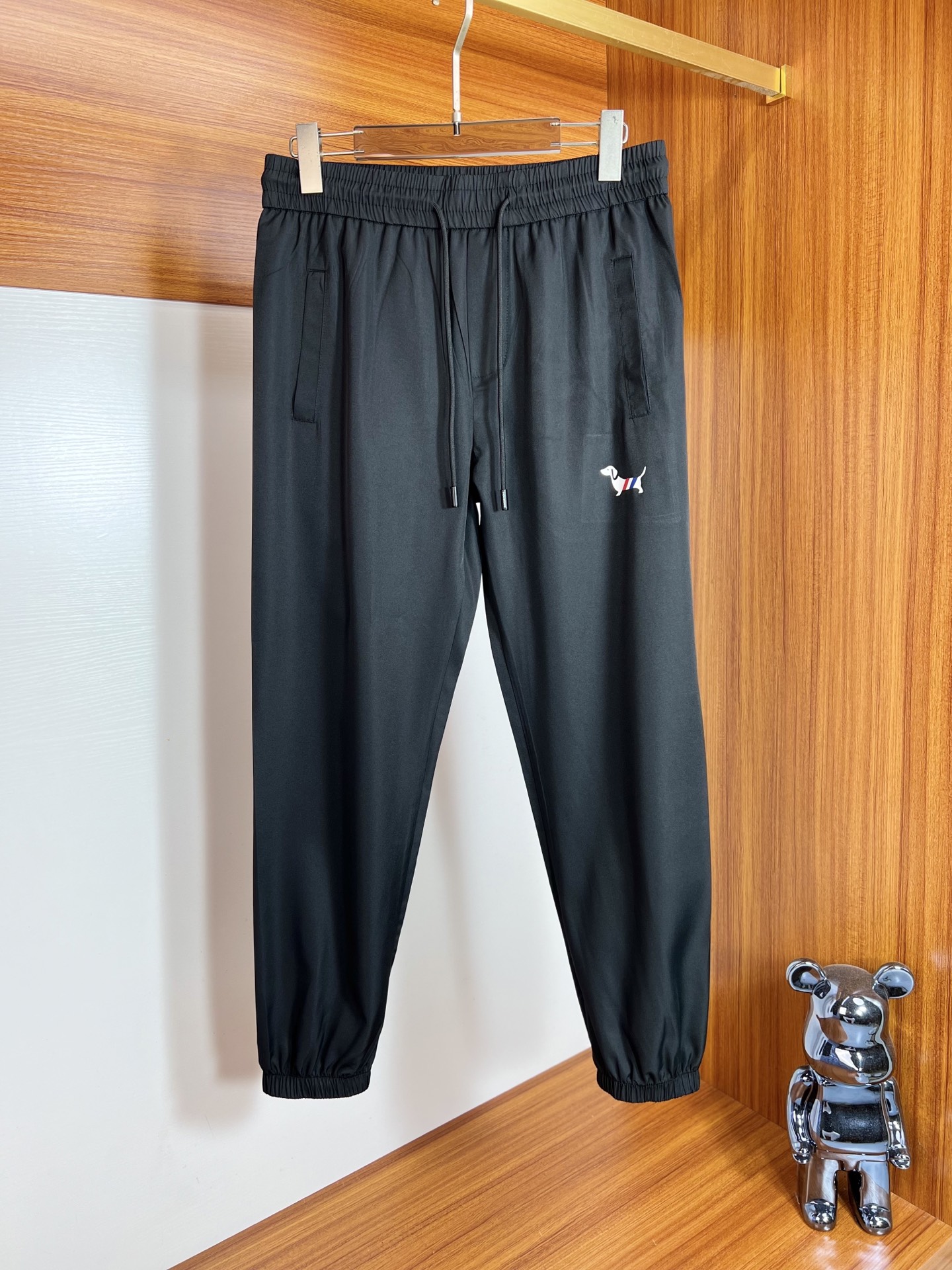 NO:471799,TB 2025 Spring and Summer New Products, Complete Three Standards, Thin Casual Pants, Don’t need to introduce too much good products, look at the details, Counter Code M-XXXL 175/140 Upper Body L,,alexander wang19860909TB 2025春夏新品 三标齐全 薄款休闲裤 好货不用过多介绍 看细节 专柜码数M-XXXL 175/140上身L,,alexander wang,Men's clothing