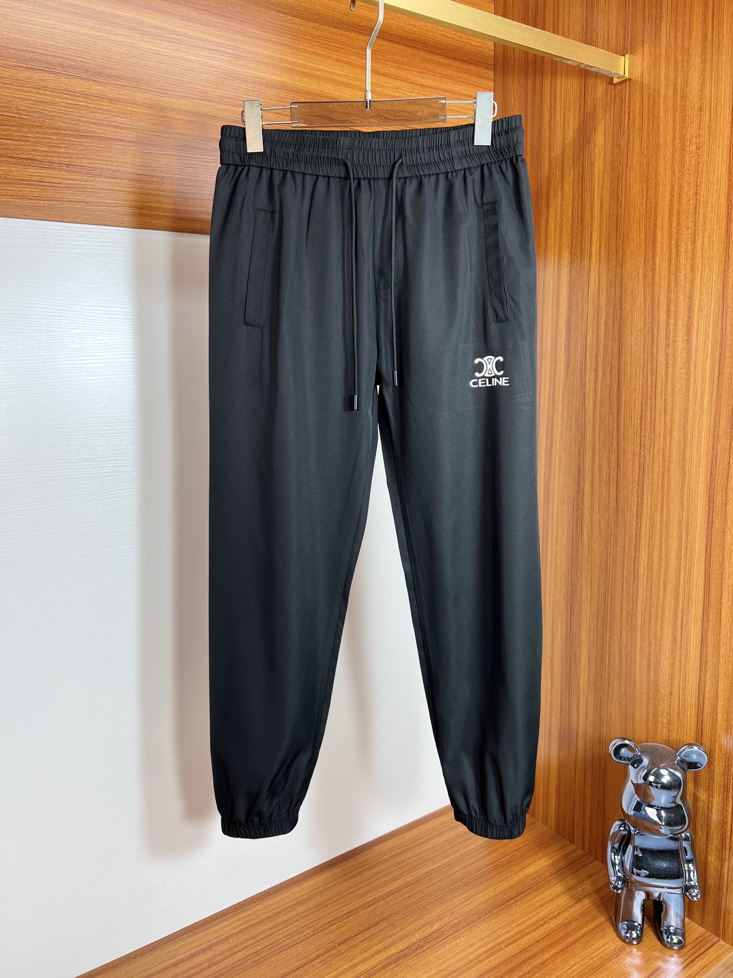 NO:471805,Celine/Celine 2025 spring and summer new product, complete three standards, thin casual pants, no need to introduce too much good products, look at the details, counter code M-XXXL 175/140 upper body L,,celine,celine,alexander wang19860909Celine/赛琳 2025春夏新品 三标齐全 薄款休闲裤 好货不用过多介绍 看细节 专柜码数M-XXXL 175/140上身L,,celine,celine,alexander wang,Men's clothing