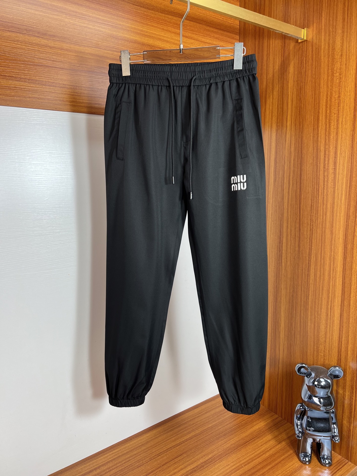 NO:471780,MiuMiu 2025 spring and summer new product, complete three standards, thin casual pants, no need to introduce too much good products, look at the details, counter code M-XXXL 175/140 upper body L,,miumiu,alexander wang19860909MiuMiu 2025春夏新品 三标齐全 薄款休闲裤 好货不用过多介绍 看细节 专柜码数M-XXXL 175/140上身L,,miumiu,alexander wang,Men's clothing