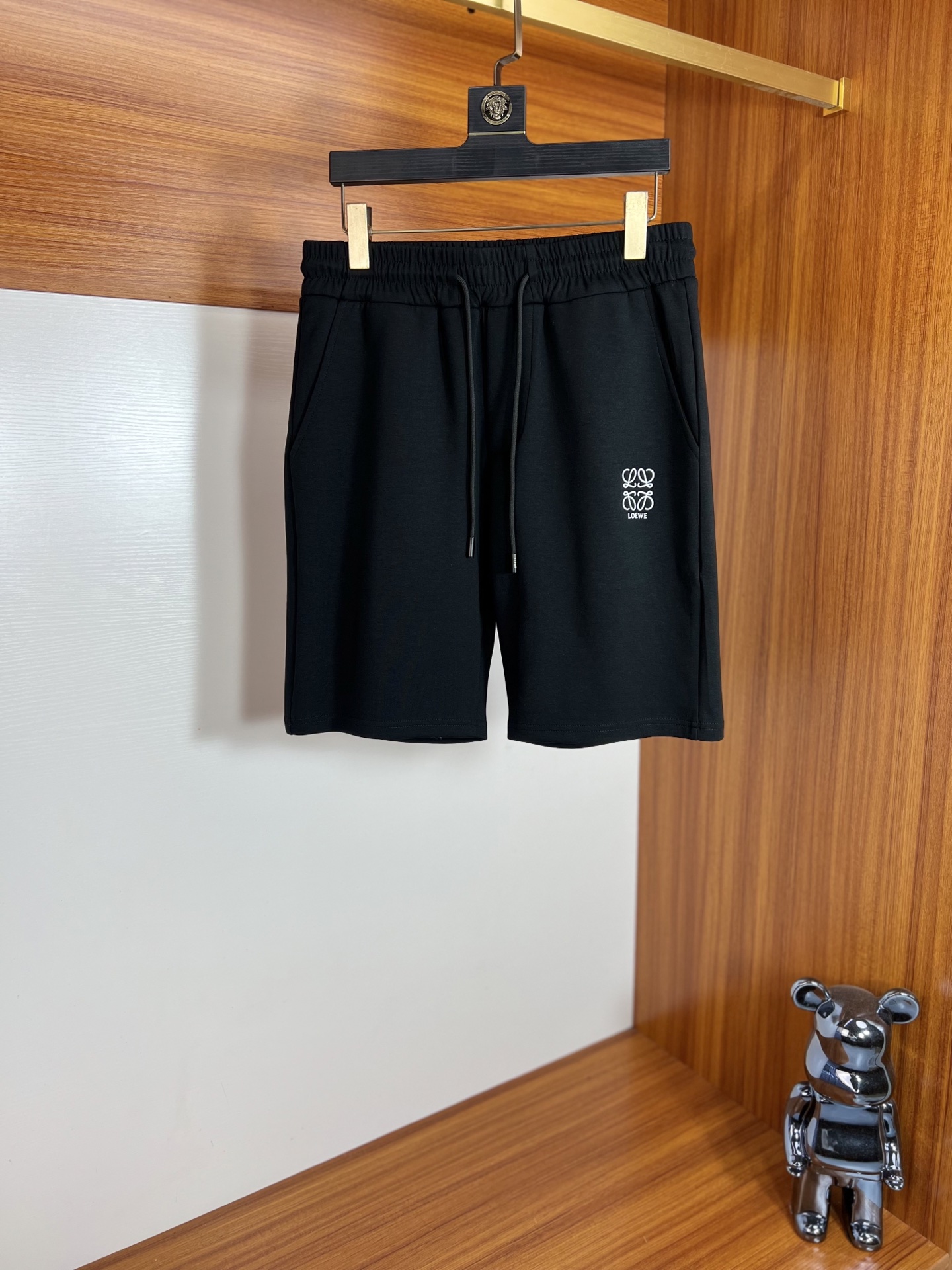 NO:465628,Loewe/Luo Yiwei 2025 spring and summer new product, complete three standards, elastic five-point shorts, good products do not need to be introduced too much, look at the details, counter number M-XXXL / upper body suggestions L,,loewe,loewe, shorts,alexander wang19860909Loewe/罗意威 2025春夏新品 三标齐全 松紧带五分短裤 好货不用过多介绍 看细节 专柜码数M-XXXL /上身建议L,,loewe,loewe,shorts,alexander wang,Men's clothing