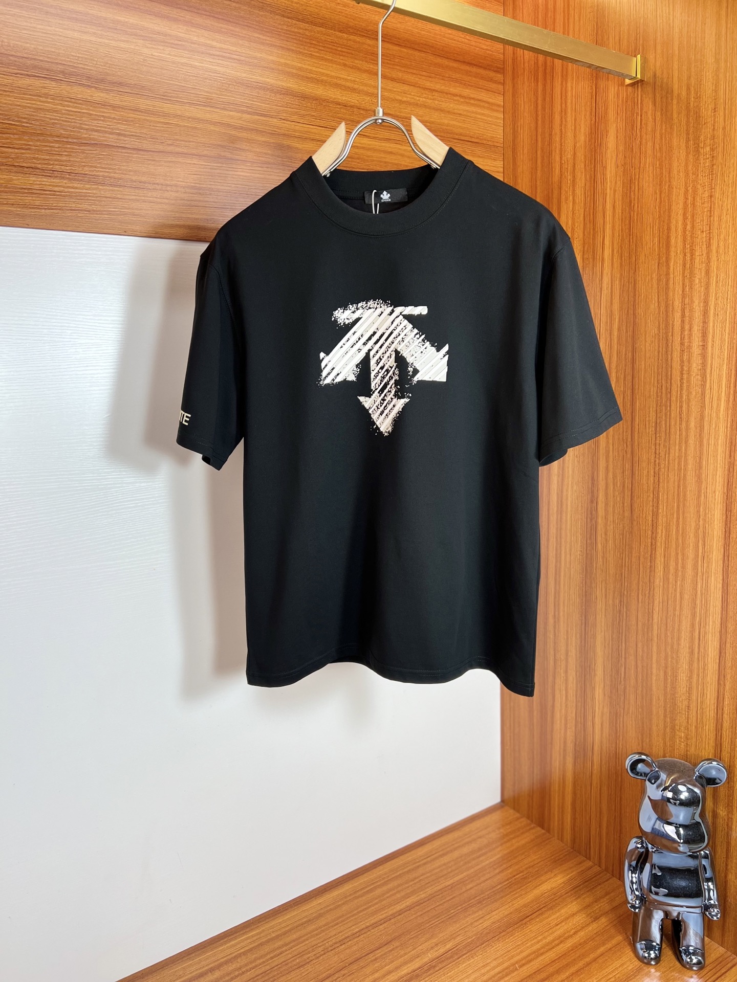 NO:465617,DES./Disante 2025 spring and summer new products are available, complete three standards, ice-trend cotton round neck short-sleeved T-shirt, no need to introduce too much good products, look at the details, counter number M-XXXL / Suggestions L,,,T-shirt,tees,t-shirt,alexander wang19860909DES./迪桑特 2025年春夏新品上新 三标齐全 冰潮棉圆领短袖T恤 好货不用过多介绍 看细节 专柜码数M-XXXL /建议L,,,T-shirt,tees，t-shirt,alexander wang,Men's clothing