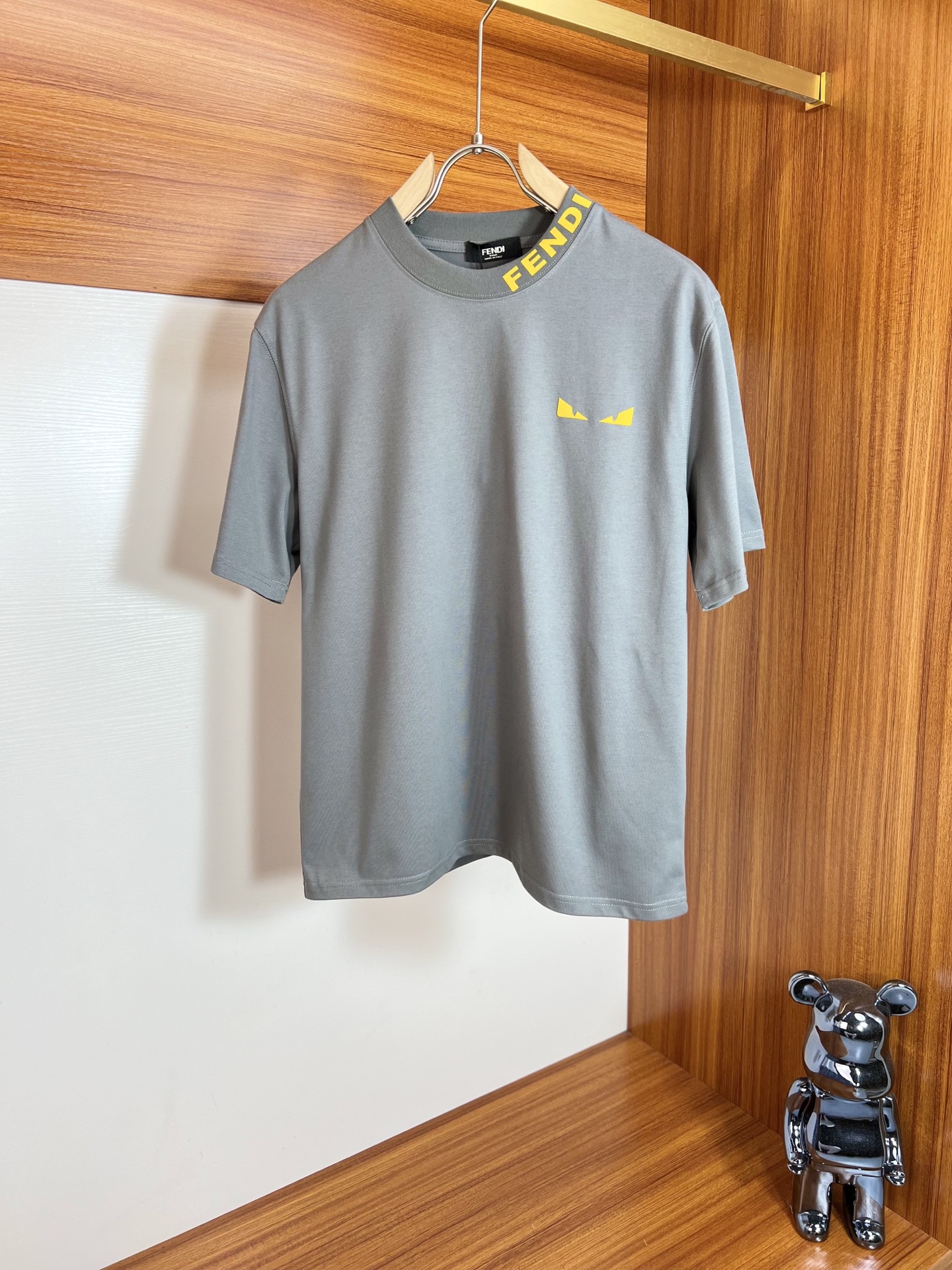 NO:471811,Fendi/Fendi 2025 new spring and summer products are available, complete three standards, ice-trendy cotton round neck short-sleeved T-shirt, don’t need to introduce too much good products, look at the details, counter number M-XXXL 175/Suggestions,,,fendi,fendi,T-shirt,tees,t-shirt,alexander wang19860909Fendi/芬迪 2025年春夏新品上新 三标齐全 冰潮棉圆领短袖T恤 好货不用过多介绍 看细节 专柜码数M-XXXL 175/建议L,,,fendi,fendi,T-shirt,tees，t-shirt,alexander wang,Men's clothing