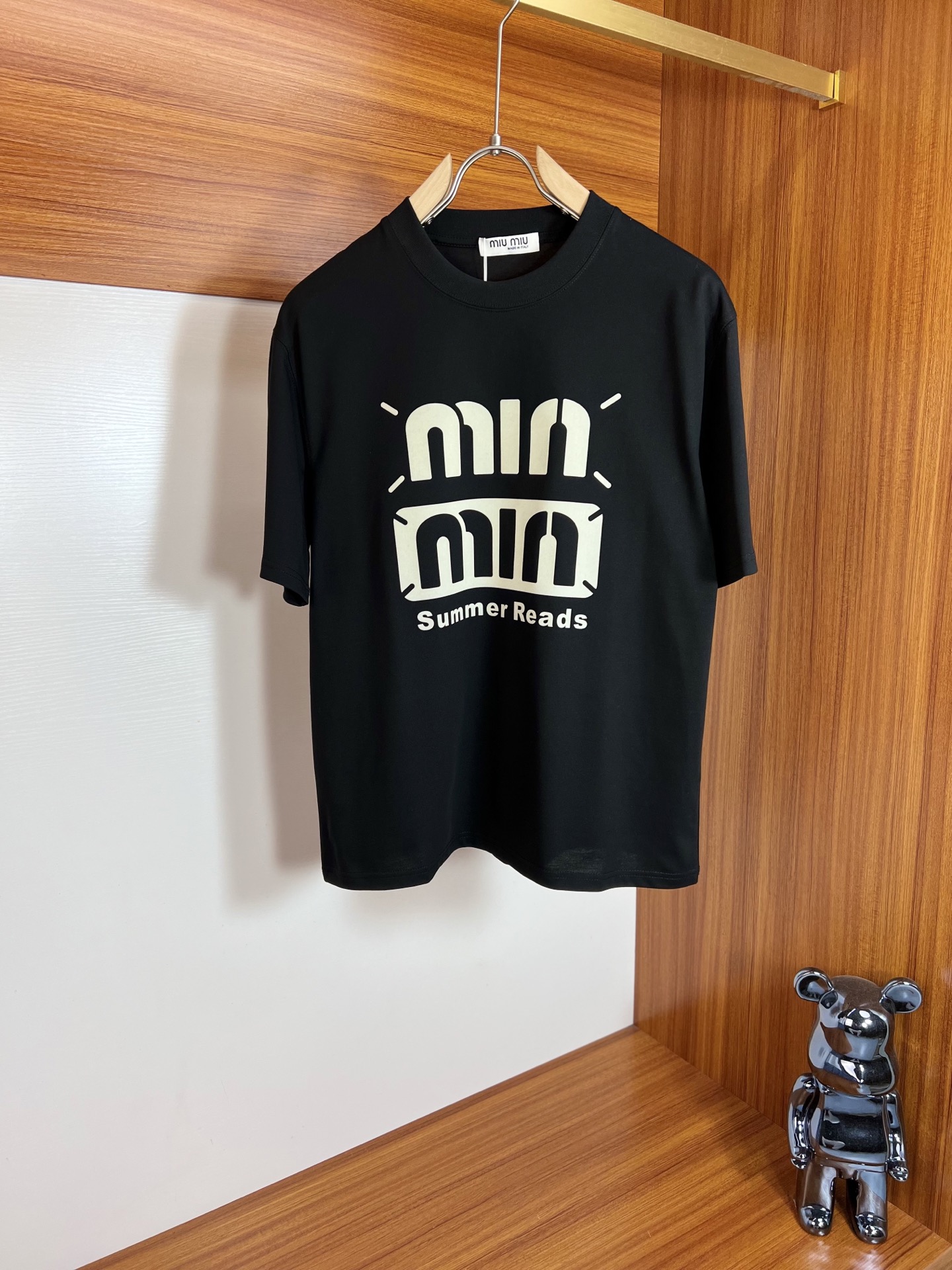 NO:471817,MiuMiu 2025 new spring and summer products are available, complete three standards, ice-trendy cotton round neck short-sleeved T-shirt, don’t need to introduce too much good products, look at the details, counter code M-XXXL 175/suggestion L,,,miumiu,T-shirt,tees,t-shirt,alexander wang19860909MiuMiu 2025年春夏新品上新 三标齐全 冰潮棉圆领短袖T恤 好货不用过多介绍 看细节 专柜码数M-XXXL 175/建议L,,,miumiu,T-shirt,tees，t-shirt,alexander wang,Men's clothing