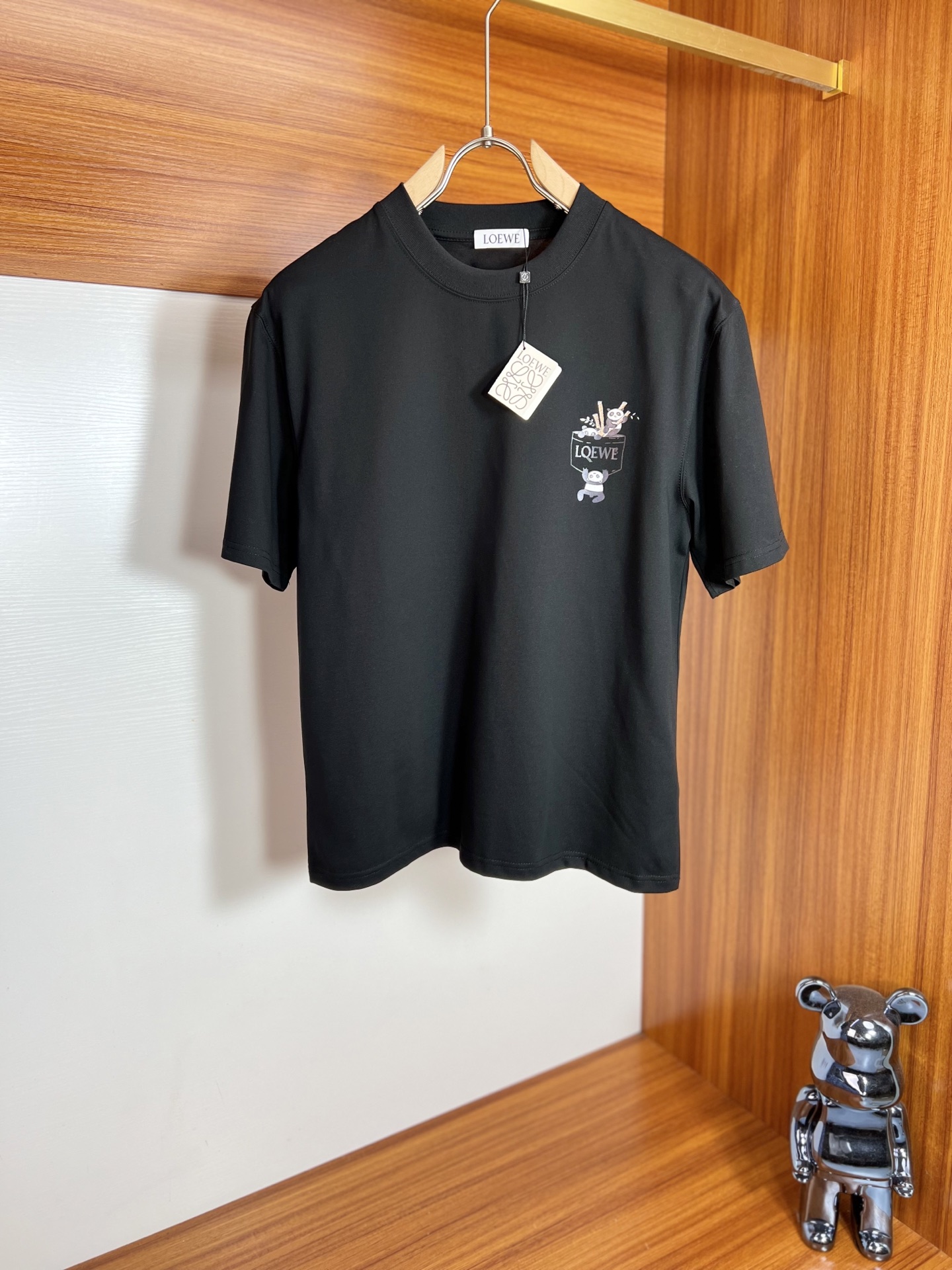 NO:134527,Loewe/Luo Yiwei 2025 spring and summer new product, complete three standards, round neck pure cotton short-sleeved T-shirt, no need to introduce too much good products, look at the details, counter number M-XXXL 175/140 Suggestions,,loewe,loewe,T-shirt,tees,t-shirt,alexander wang19860909Loewe/罗意威 2025春夏新品 三标齐全 圆领纯棉短袖T恤 好货不用过多介绍 看细节 专柜码数M-XXXL 175/140建议L,,loewe,loewe,T-shirt,tees，t-shirt,alexander wang,Men's clothing