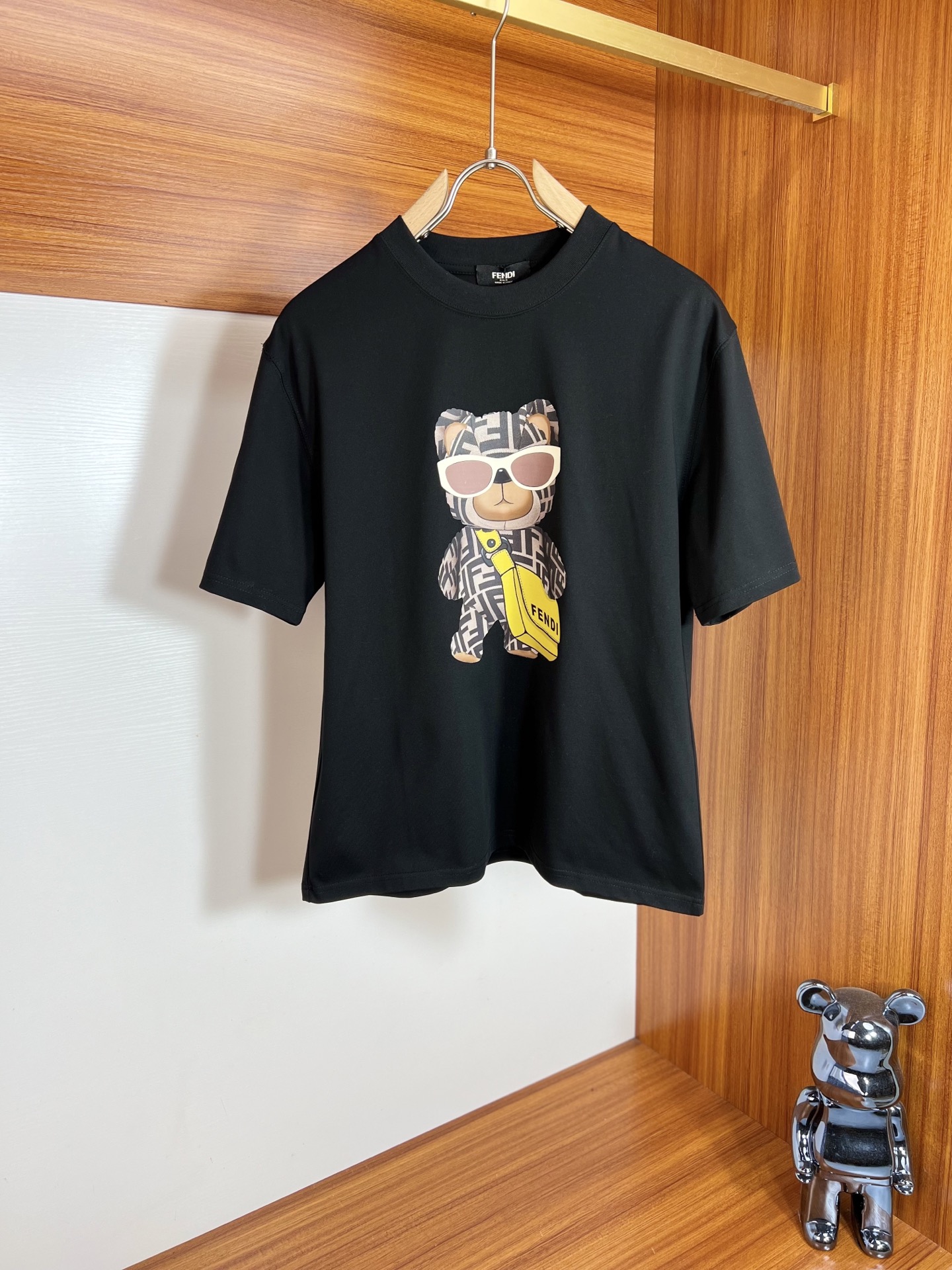 NO:134530,Fendi/Fendi 2025 spring and summer new product, complete three standards, round neck pure cotton short-sleeved T-shirt, don’t need to introduce too much good products, look at the details, counter number M-XXXL 175/140 Suggestions,,fendi,fendi,T-shirt,tees,t-shirt,alexander wang19860909Fendi/芬迪 2025春夏新品 三标齐全 圆领纯棉短袖T恤 好货不用过多介绍 看细节 专柜码数M-XXXL 175/140建议L,,fendi,fendi,T-shirt,tees，t-shirt,alexander wang,Men's clothing