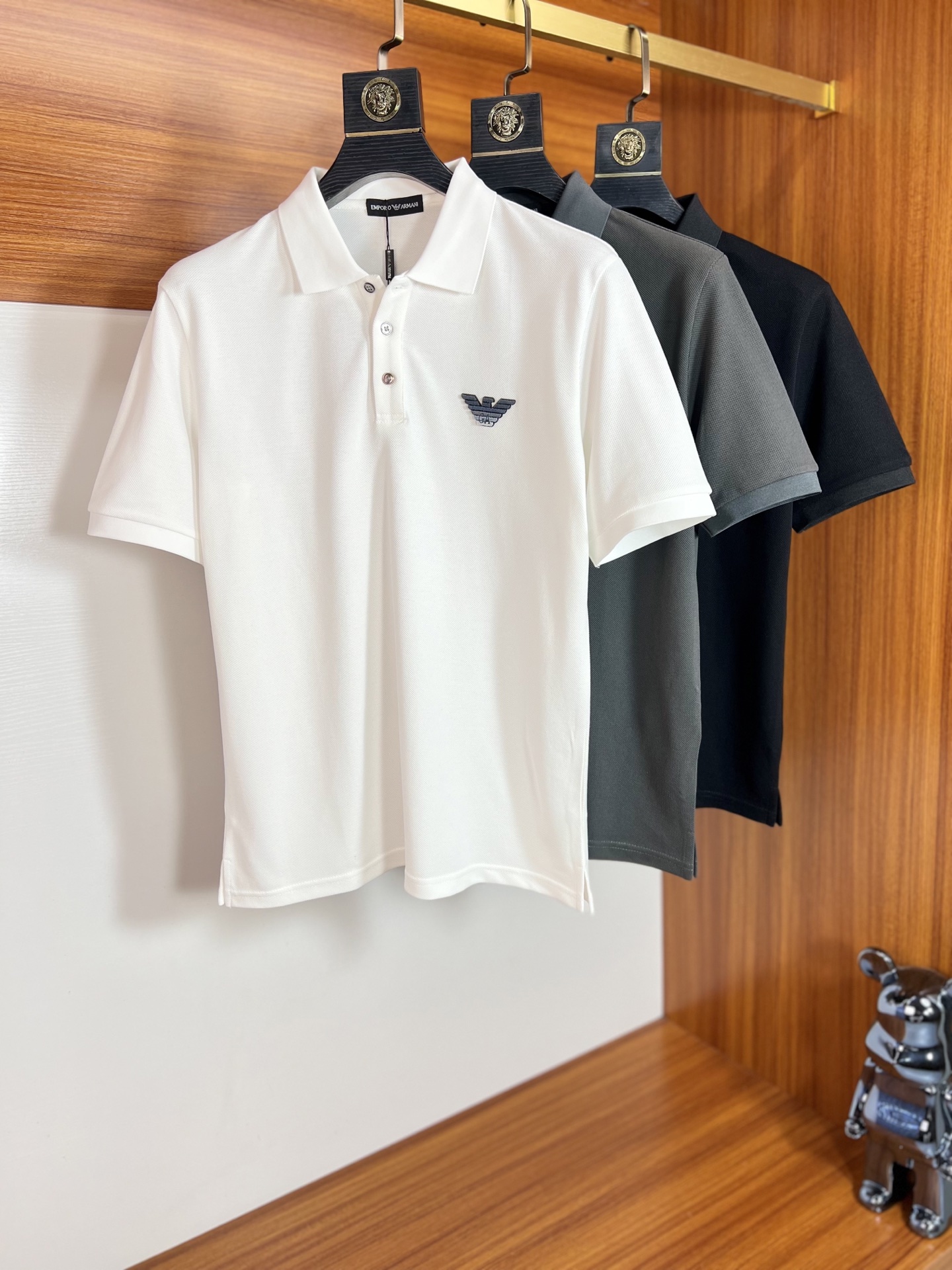NO:957937,Armani/Armani 2026 spring and summer new products, complete with three labels, lapel short-sleeved POLO shirt, good product, no need to introduce too much, look at the details, counter size M-XXXL / recommended L,,,armani,armani,T-shirt,19860909Armani/阿玛尼 2026年春夏新品上新 三标齐全 翻领短袖POLO衫 好货不用过多介绍 看细节 专柜码数M-XXXL /建议L,,,armani,armani,T-shirt,,Men's clothing
