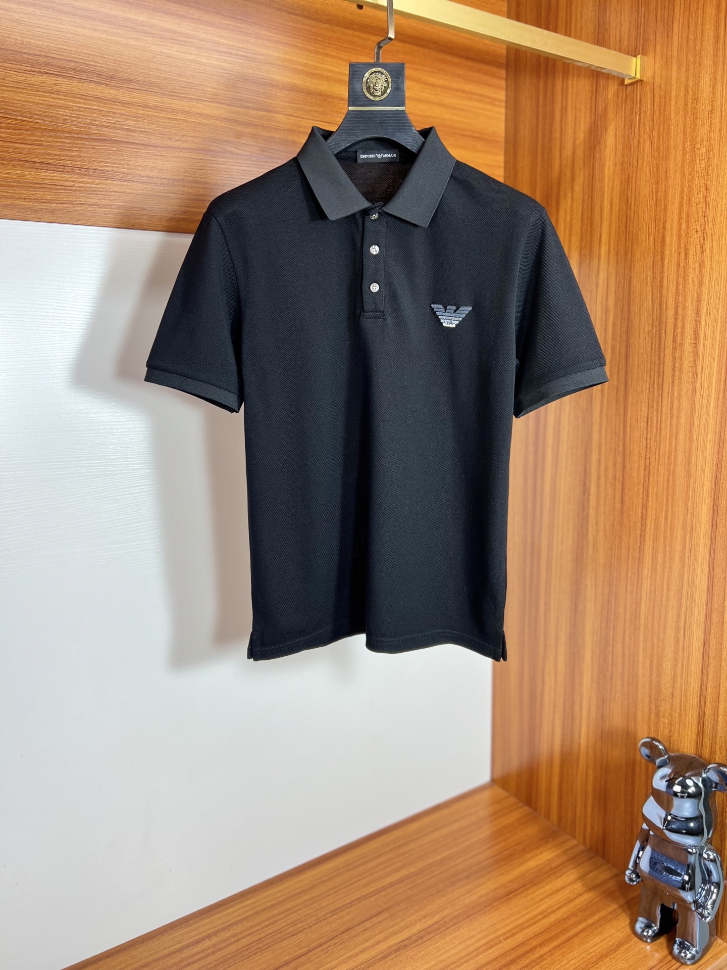 NO:926393,Armani/Armani 2026 spring and summer new products, complete with three labels, lapel short-sleeved POLO shirt, good product, no need to introduce too much, look at the details, counter size M-XXXL 175/140, recommended L,,,armani,armani,T-shirt,19860909Armani/阿玛尼 2026年春夏新品上新 三标齐全 翻领短袖POLO衫 好货不用过多介绍 看细节 专柜码数M-XXXL 175/140建议L,,,armani,armani,T-shirt,,Men's clothing