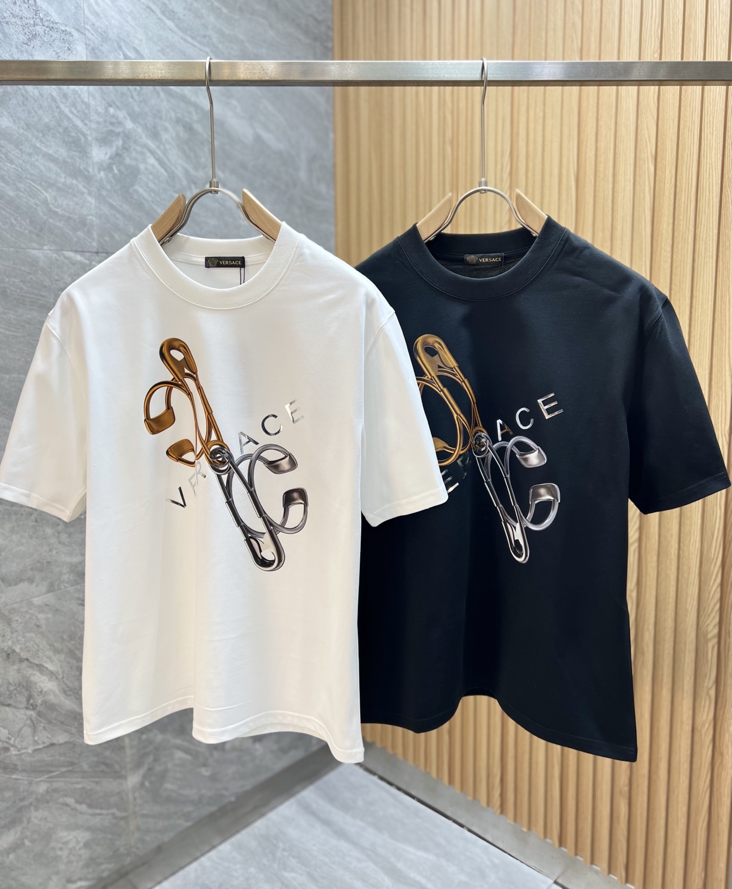 NO:134522,Versace/Versace 2025 spring and summer new product, complete three standards, round neck pure cotton short-sleeved T-shirt, no need to introduce too much good products, look at the details, counter code M-XXXL 175/140 Suggestions, L, versace, versace, T-shirt, tees, t-shirt, alexander wang19860909Versace/范思哲 2025春夏新品 三标齐全 圆领纯棉短袖T恤 好货不用过多介绍 看细节 专柜码数M-XXXL 175/140建议L,,versace,versace,T-shirt,tees，t-shirt,alexander wang,Men's clothing