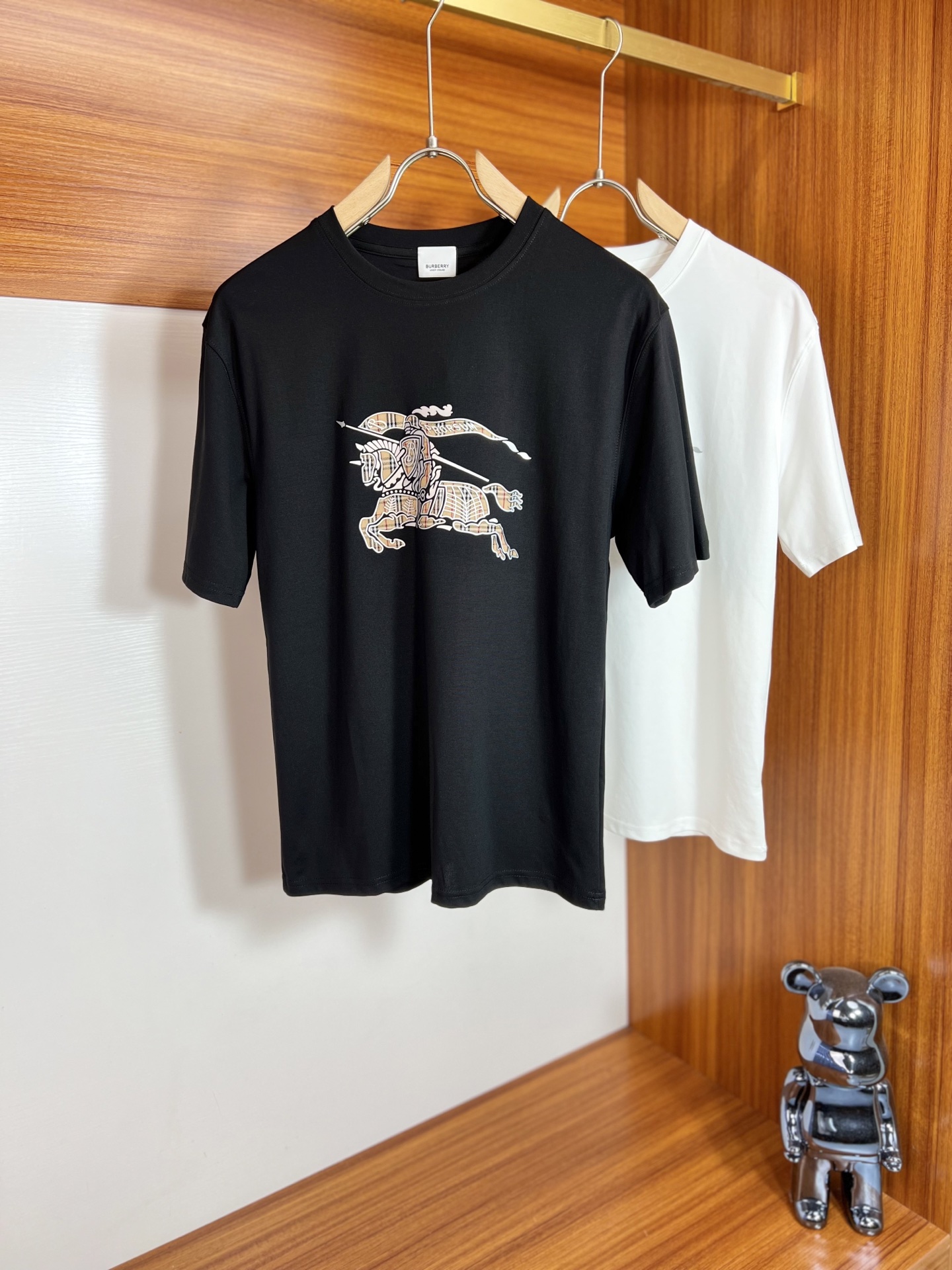 NO:127976,Burberry/Burberry New products for spring and summer 2025 are available in new products, complete three standards, mercerized cotton round neck short-sleeved T-shirt. Don’t need to introduce too much good products. Look at the details. Counter code M-XXXL 175/140 Suggestions L,,,burberry,burberry,T-shirt,tees,t-shirt,alexander wang19860909Burberry/巴宝莉 2025年春夏新品上新 三标齐全 丝光棉圆领短袖T恤 好货不用过多介绍 看细节 专柜码数M-XXXL 175/140建议L,,,burberry,burberry,T-shirt,tees，t-shirt,alexander wang,Men's clothing