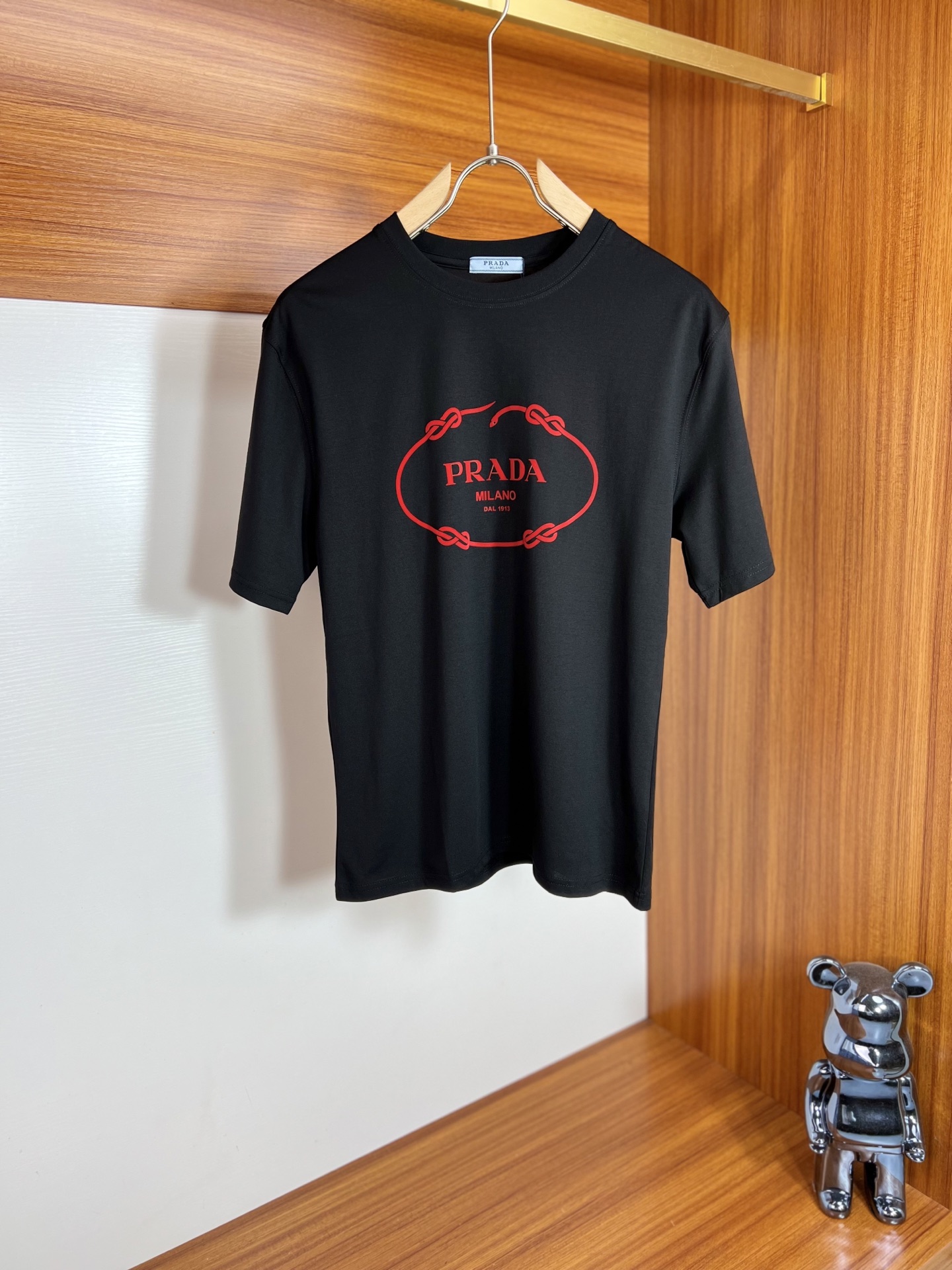 NO:127967,Prada/Prada 2025 new spring and summer products are available in new products, complete three standards, mercerized cotton round neck short-sleeved T-shirt. Don’t need to introduce too much good products. Look at the details. Counter code M-XXXL 175/140 Suggestions,,,prada,prada,T-shirt,tees,t-shirt,alexander wang19860909Prada/普拉达 2025年春夏新品上新 三标齐全 丝光棉圆领短袖T恤 好货不用过多介绍 看细节 专柜码数M-XXXL 175/140建议L,,,prada,prada,T-shirt,tees，t-shirt,alexander wang,Men's clothing