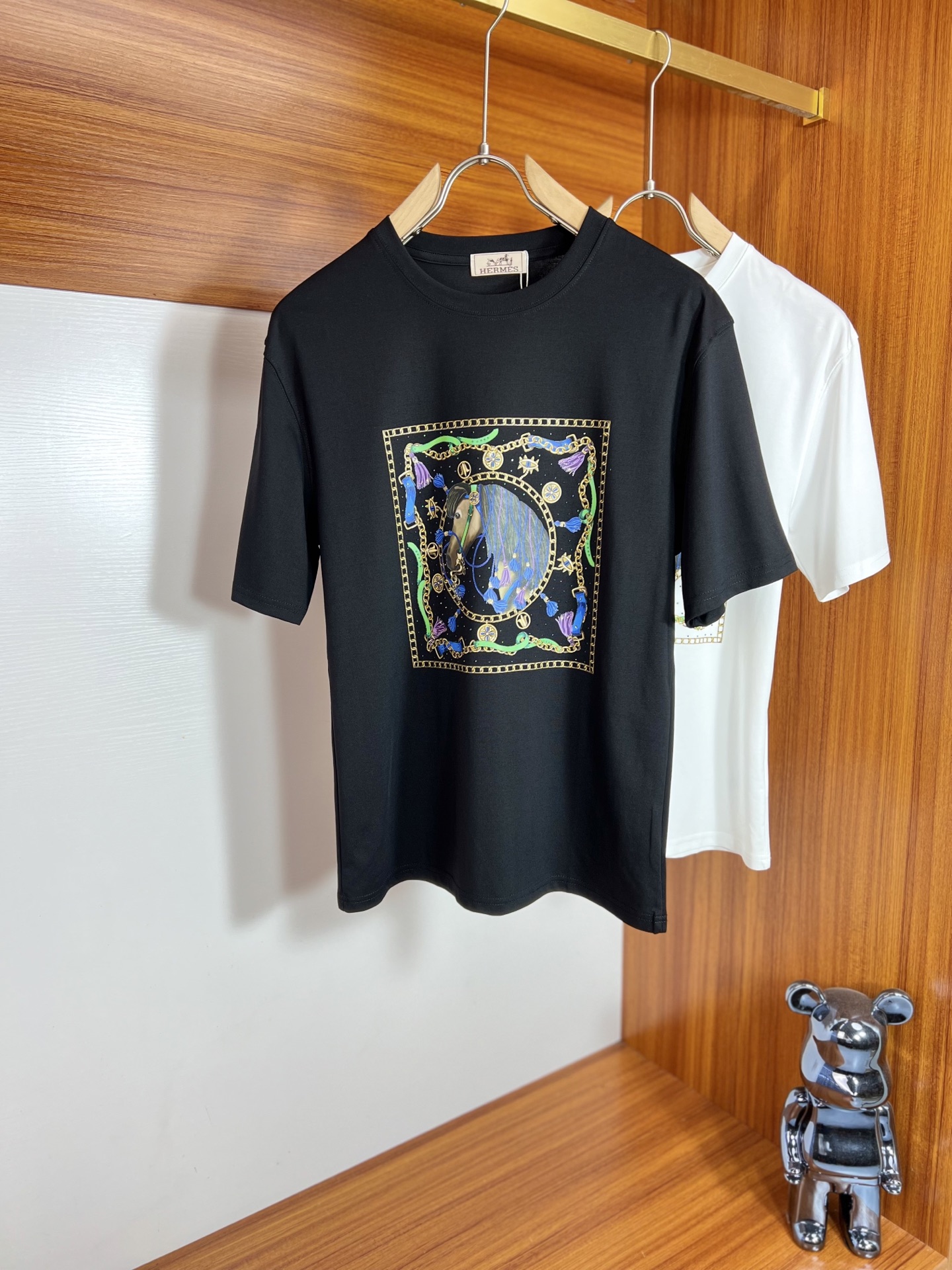 NO:127969,Hermes/Hermes 2025 spring and summer new products are available, three standards are complete, mercerized cotton round neck short-sleeved T-shirt, good products do not need to be introduced too much, look at the details, counter number M-XXXL 175/140 Suggestions,,,hermes,hermes,T-shirt,tees,t-shirt,alexander wang19860909Hermes/爱马仕 2025年春夏新品上新 三标齐全 丝光棉圆领短袖T恤 好货不用过多介绍 看细节 专柜码数M-XXXL 175/140建议L,,,hermes,hermes,T-shirt,tees，t-shirt,alexander wang,Men's clothing