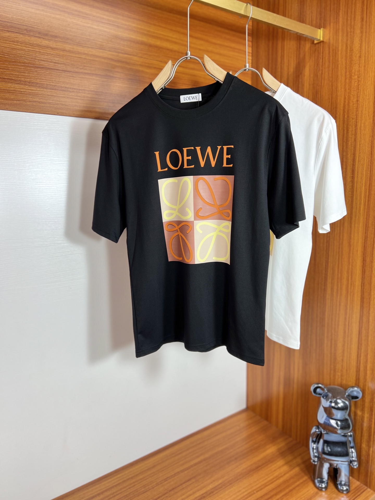 NO:127971,Loewe/Luo Yiwei New products for spring and summer 2025 are available in new products, complete three standards, mercerized cotton round neck short-sleeved T-shirt. Don’t need to introduce too much good products. Look at the details. Counter code M-XXXL 175/140 Suggestions,,,loewe,loewe,T-shirt,tees,t-shirt,alexander wang19860909Loewe/罗意威 2025年春夏新品上新 三标齐全 丝光棉圆领短袖T恤 好货不用过多介绍 看细节 专柜码数M-XXXL 175/140建议L,,,loewe,loewe,T-shirt,tees，t-shirt,alexander wang,Men's clothing