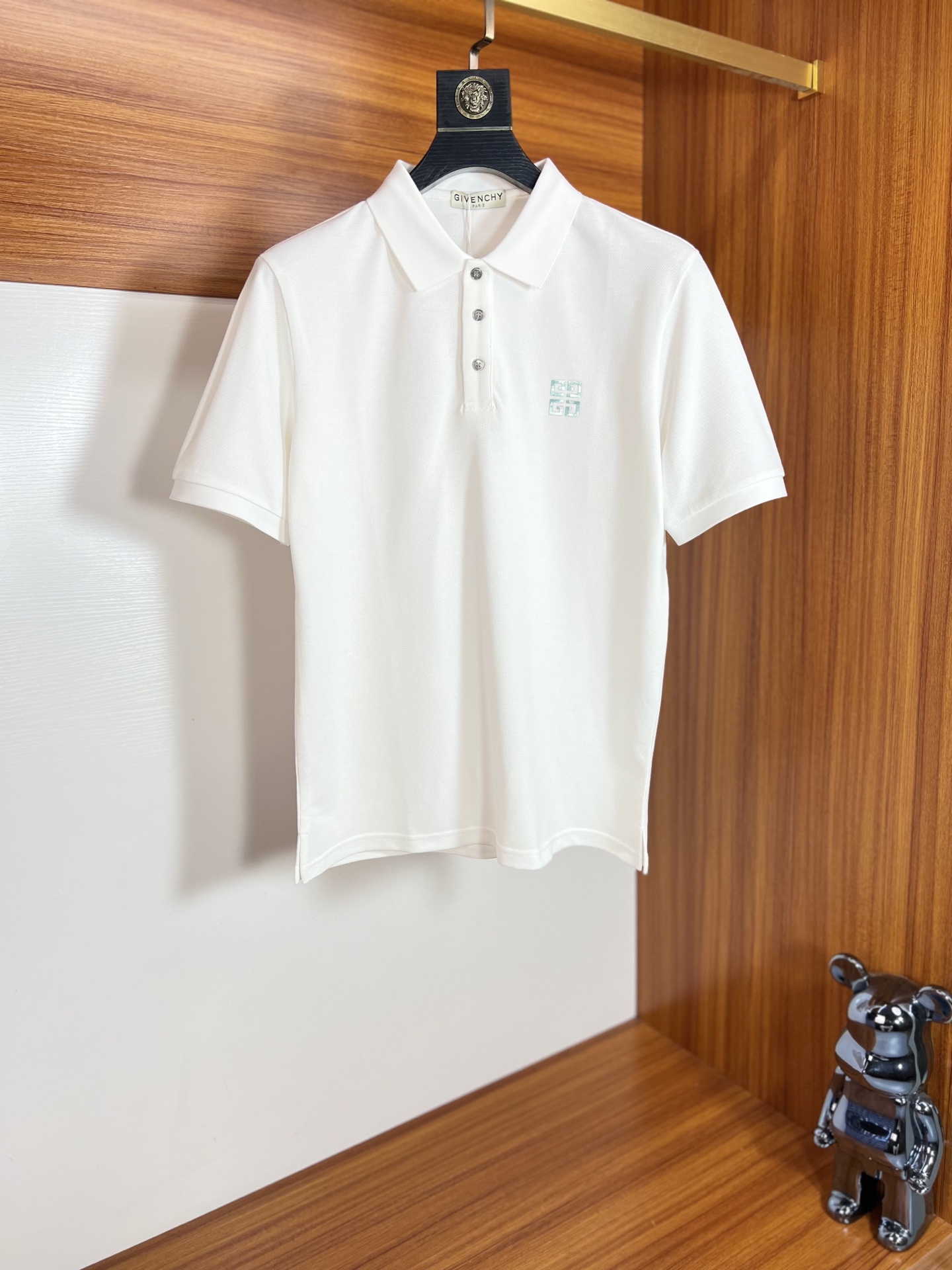 NO:134518,Givenchy New products for spring and summer 2025 are available in new spring and summer. Three standards are complete. Lapel short-sleeved POLO shirt. Don’t need to introduce too much good products. Look at the details. Counter code M-XXXL/140 suggestions. L,,, given, given, given, T-shirt, alexander wang19860909give/纪梵希 2025年春夏新品上新 三标齐全 翻领短袖POLO衫 好货不用过多介绍 看细节 专柜码数M-XXXL /140建议L,,,givenchy,givenchy,T-shirt,alexander wang,Men's clothing