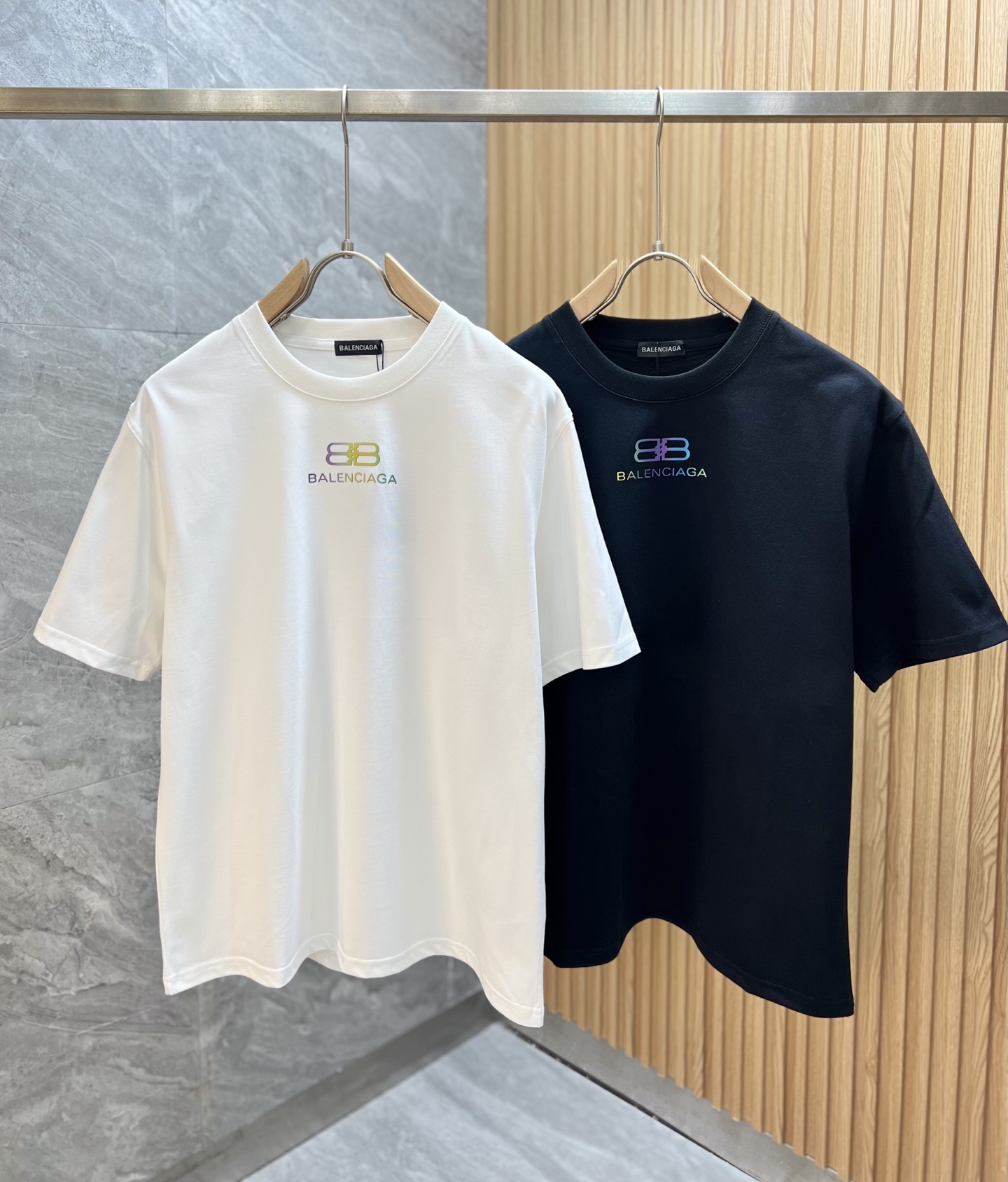 NO:506496,Balenciaga/Balenciaga Spring and Summer 2025 New Products, Three Standards, Round Neck Pure Cotton Short-Sleeve T-Shirts, Don’t need to introduce too much good products, look at the details, Counter Code M-XXXL 175/Suggestions L,,,,balenciaga,balenciaga,T-shirt,tees,t-shirt,alexander wang19860909Balenciaga/巴黎世家 2025春夏新品 三标齐全 圆领纯棉短袖T恤 好货不用过多介绍 看细节 专柜码数M-XXXL 175/建议L ,,,balenciaga,balenciaga,T-shirt,tees，t-shirt,alexander wang,Men's clothing