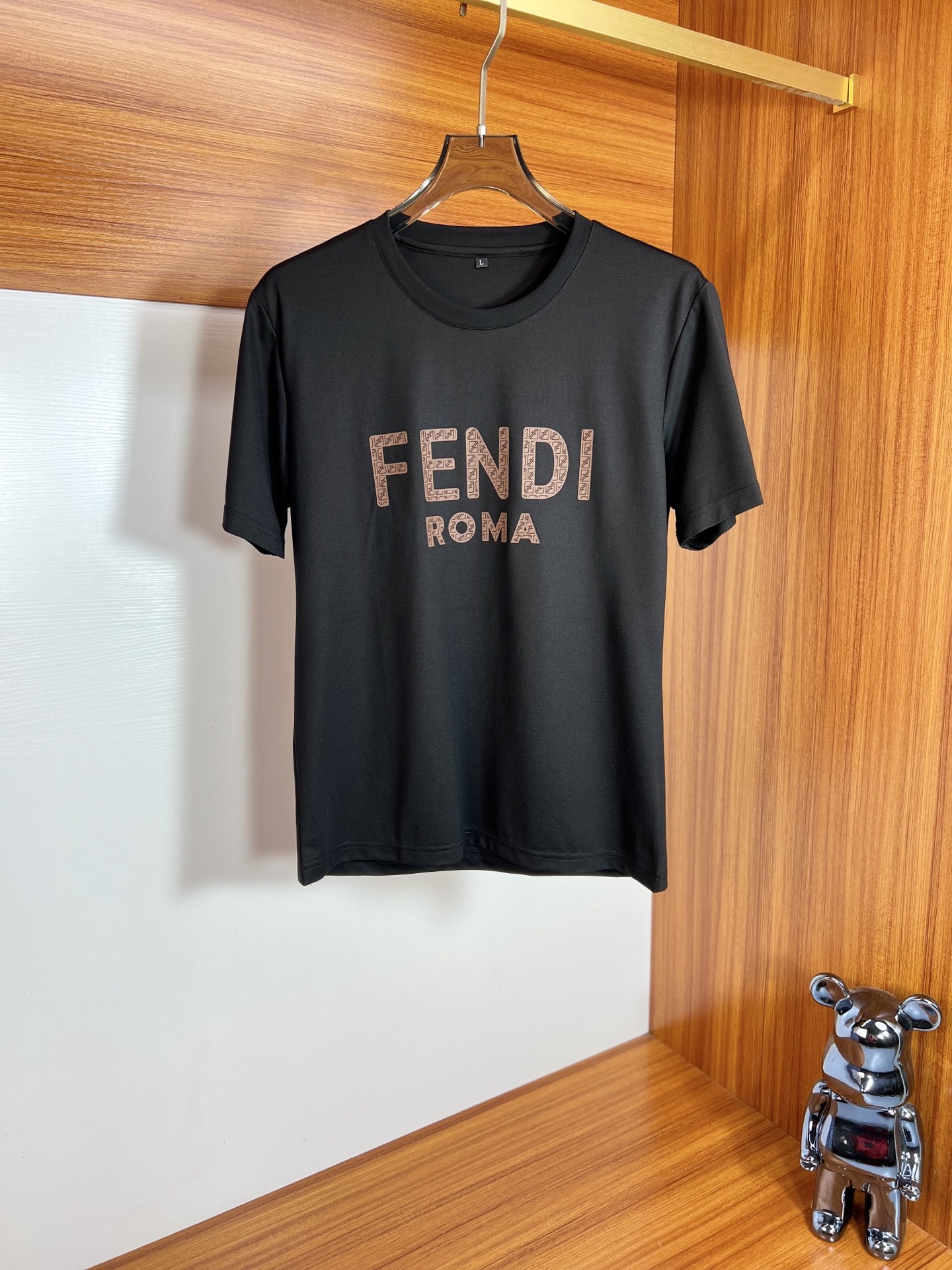 NO:127964,Fendi/Fendi 2025 new spring and summer products are available, complete three standards, mercerized cotton round neck short-sleeved T-shirt. Don’t need to introduce too much good products. Look at the details. Counter code M-XXXL 175/140 Suggestions,,,fendi,fendi,T-shirt,tees,t-shirt,alexander wang19860909Fendi/芬迪 2025年春夏新品上新 三标齐全 丝光棉圆领短袖T恤 好货不用过多介绍 看细节 专柜码数M-XXXL 175/140建议L,,,fendi,fendi,T-shirt,tees，t-shirt,alexander wang,Men's clothing