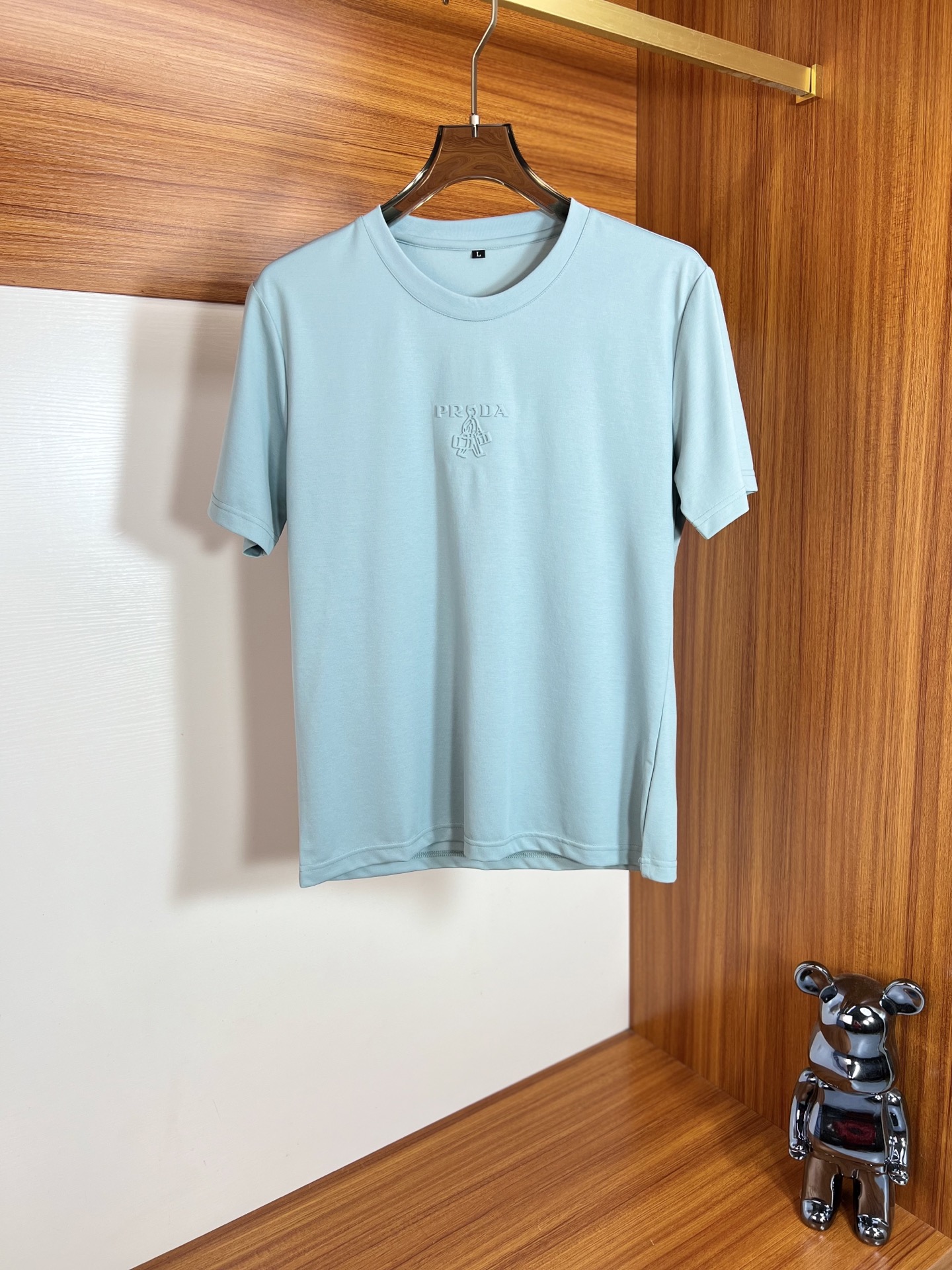 NO:127970,Prada/Prada 2025 new spring and summer products are available in new products, complete three standards, mercerized cotton round neck short-sleeved T-shirt. Don’t need to introduce too much good products. Look at the details. Counter code M-XXXL 175/140 Suggestions,,,prada,prada,T-shirt,tees,t-shirt,alexander wang19860909Prada/普拉达 2025年春夏新品上新 三标齐全 丝光棉圆领短袖T恤 好货不用过多介绍 看细节 专柜码数M-XXXL 175/140建议L,,,prada,prada,T-shirt,tees，t-shirt,alexander wang,Men's clothing