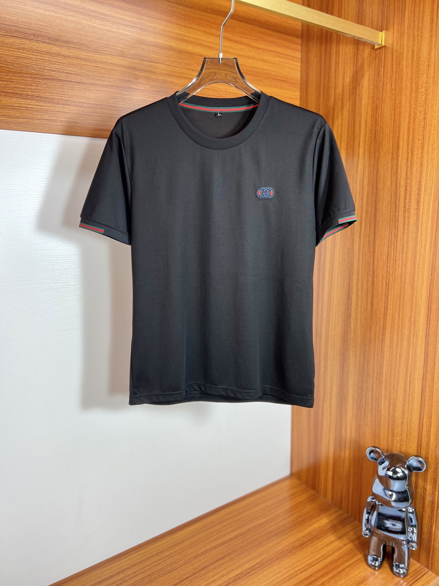 NO:127972,Gucci/Gucci New products for spring and summer 2025 are available in new products, complete three standards, mercerized cotton round neck short-sleeved T-shirt. Don’t need to introduce too much good products. Look at the details. Counter code M-XXXL 175/140 Suggestions L,,,,gucci, T-shirt,tees, t-shirt,alexander wang19860909Gucci/古奇 2025年春夏新品上新 三标齐全 丝光棉圆领短袖T恤 好货不用过多介绍 看细节 专柜码数M-XXXL 175/140建议L,,,gucci,T-shirt,tees，t-shirt,alexander wang,Men's clothing